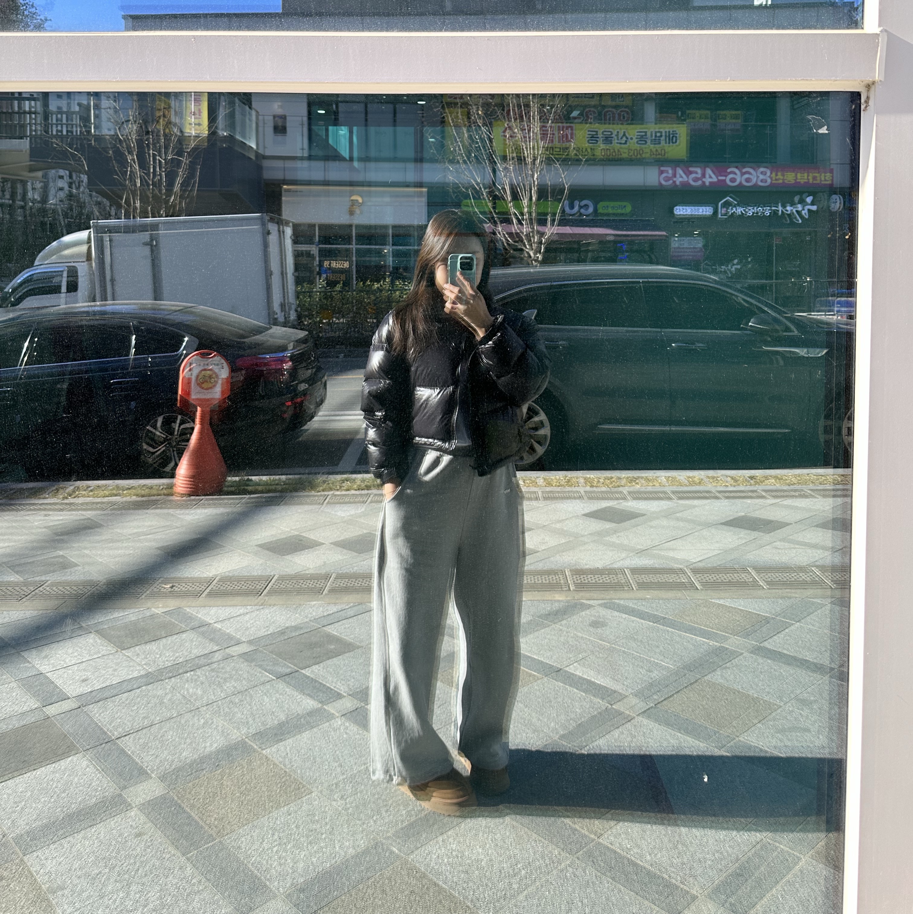 (W) UGG Tazz Slipper Chestnut, (W) The North Face Nuptse Short Jacket Black 착용 스타일 - 1