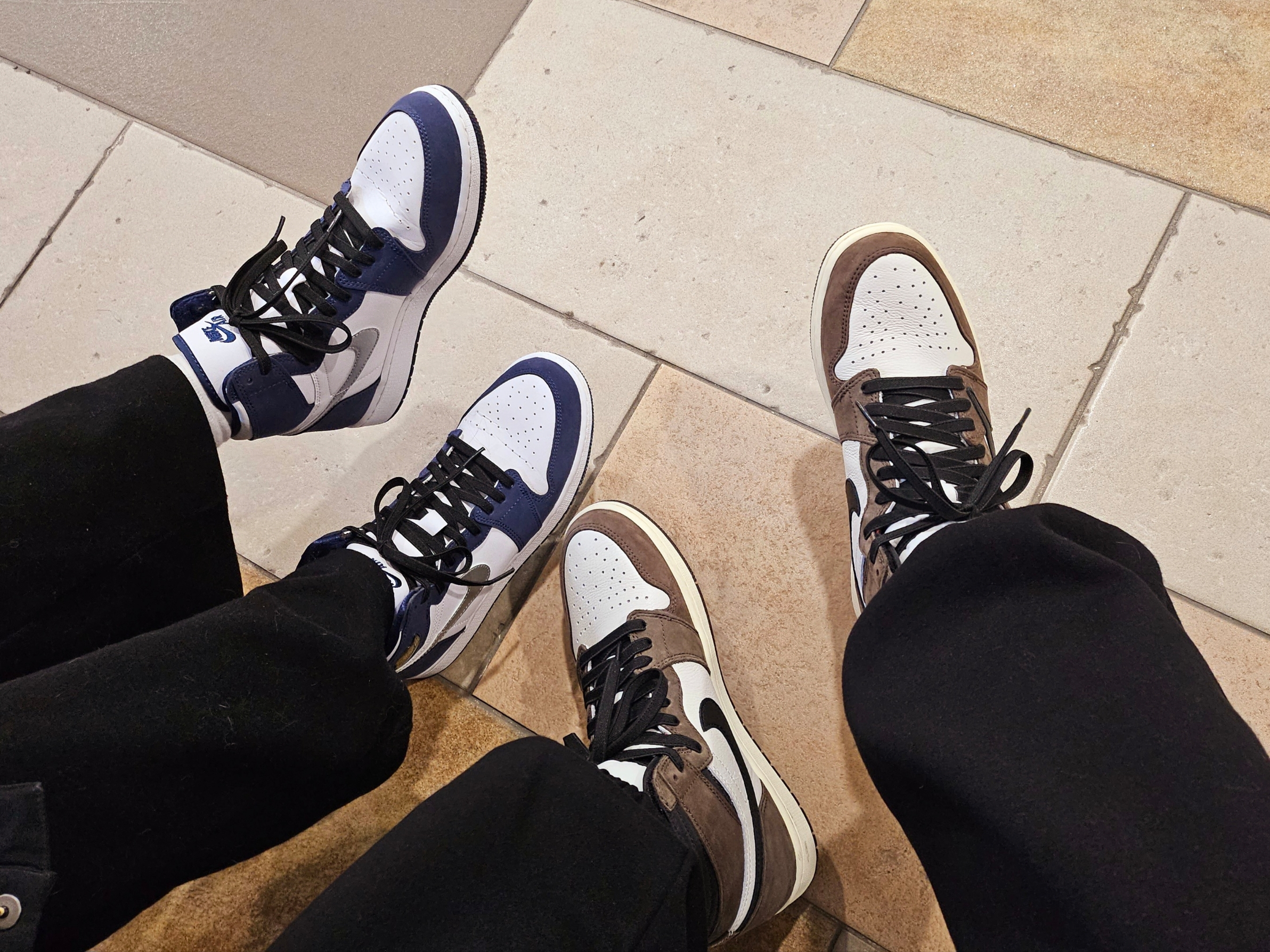Jordan 1 Retro High OG CO.JP Midnight Navy, Jordan 1 x Travis Scott Retro High OG SP Mocha 착용 스타일 - 3