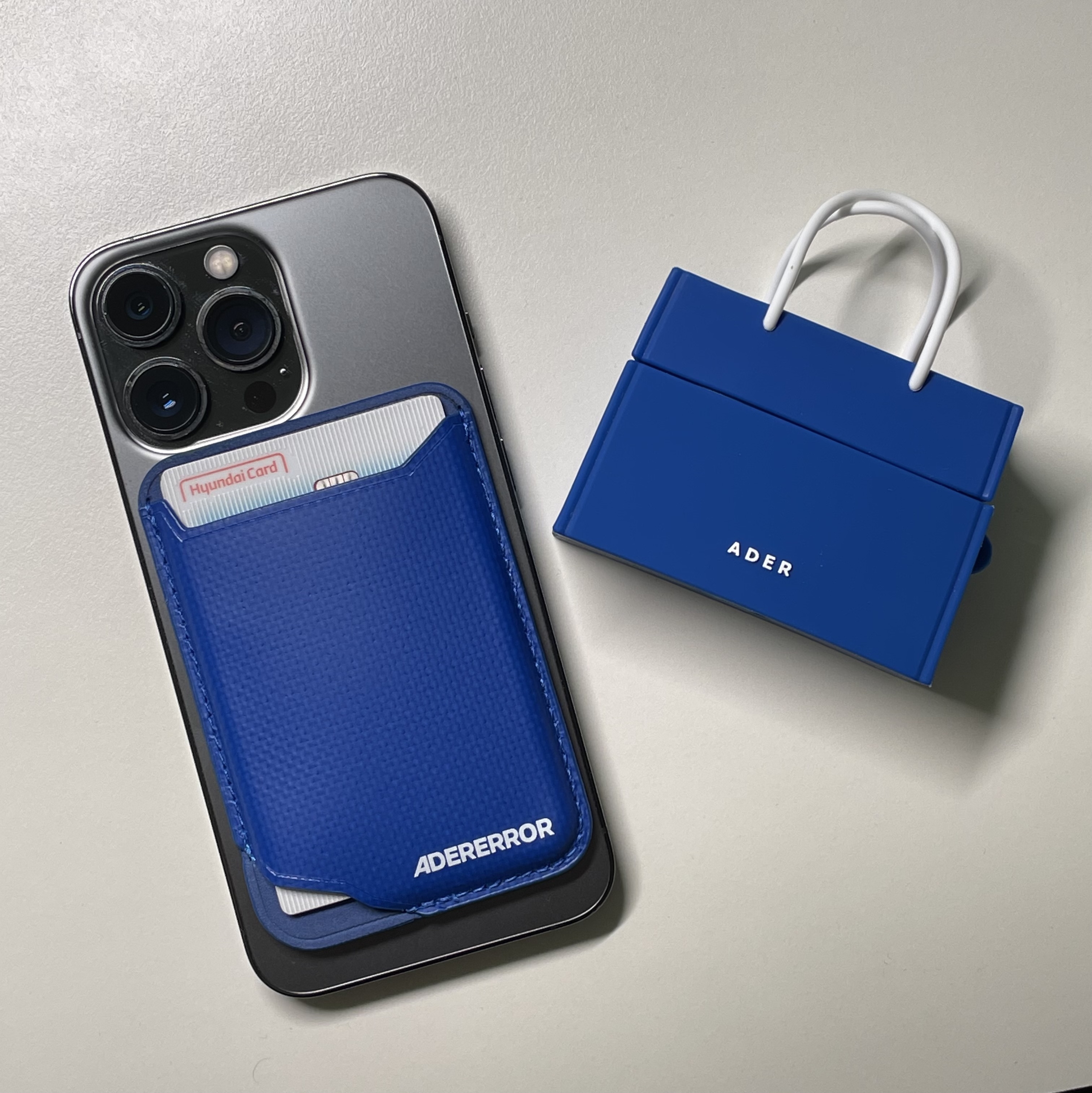 Ader Error Shopper Bag AirPods Pro Case Z-Blue, Ader Error Small Standic Magsafe Wallet Z-Blue 착용 스타일