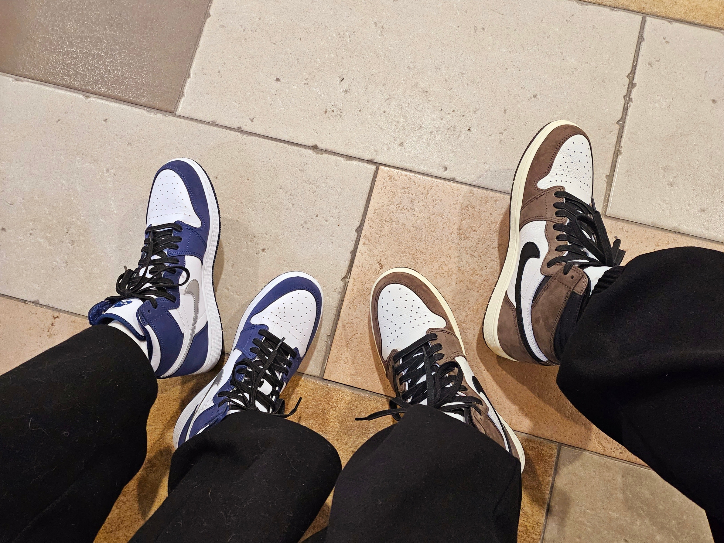 Jordan 1 Retro High OG CO.JP Midnight Navy, Jordan 1 x Travis Scott Retro High OG SP Mocha 착용 스타일 - 1