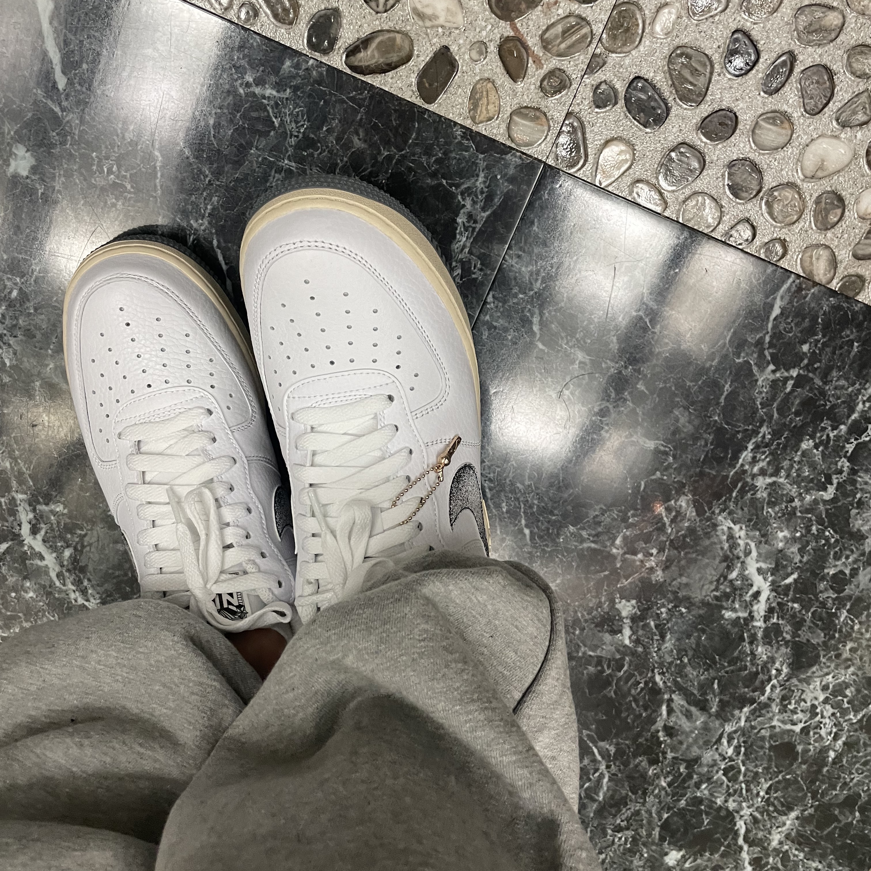 Nike Air Force 1 '07 LX White Smoke Grey 착용 스타일
