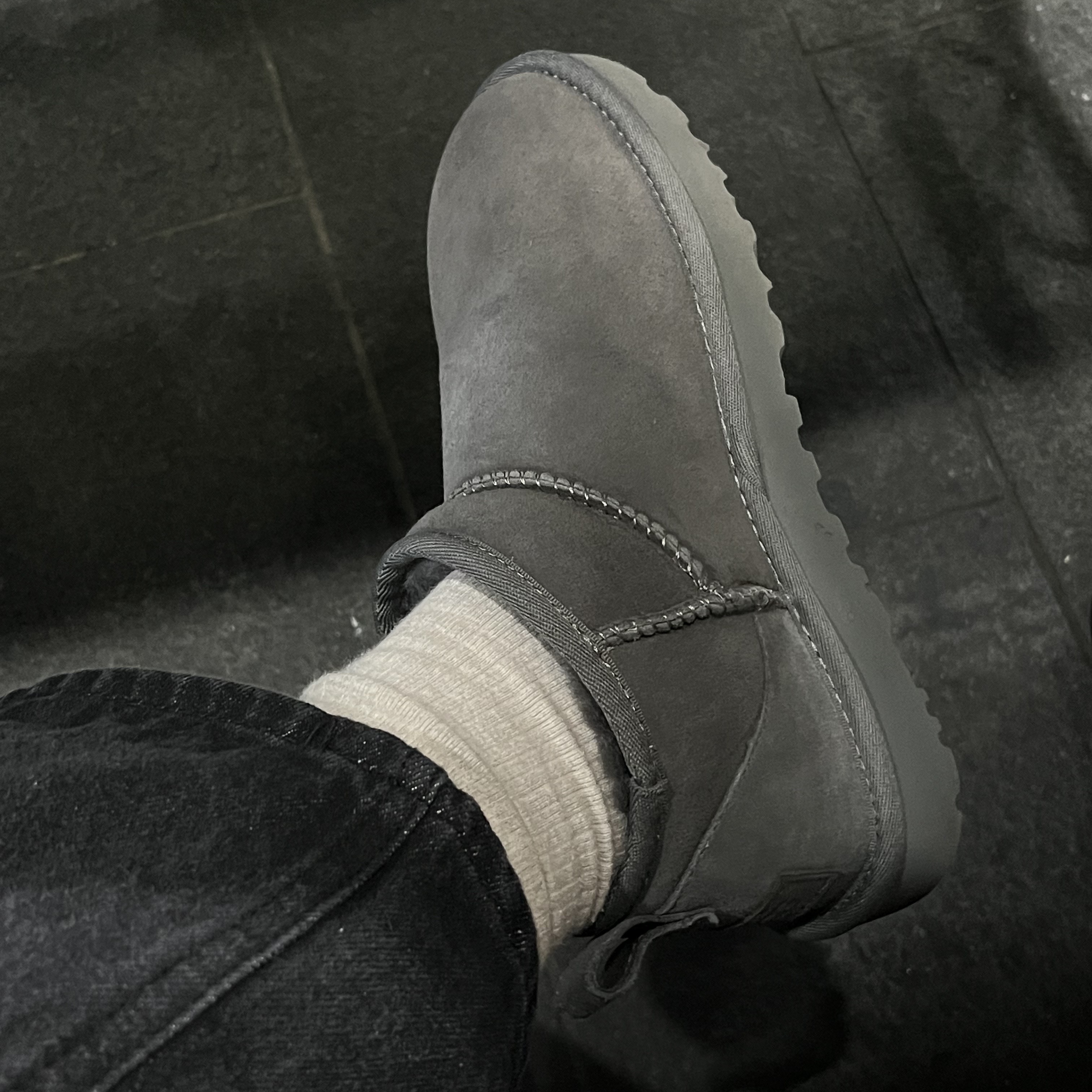 (W) UGG Classic Ultra Mini Boots Grey 착용 스타일 - 2