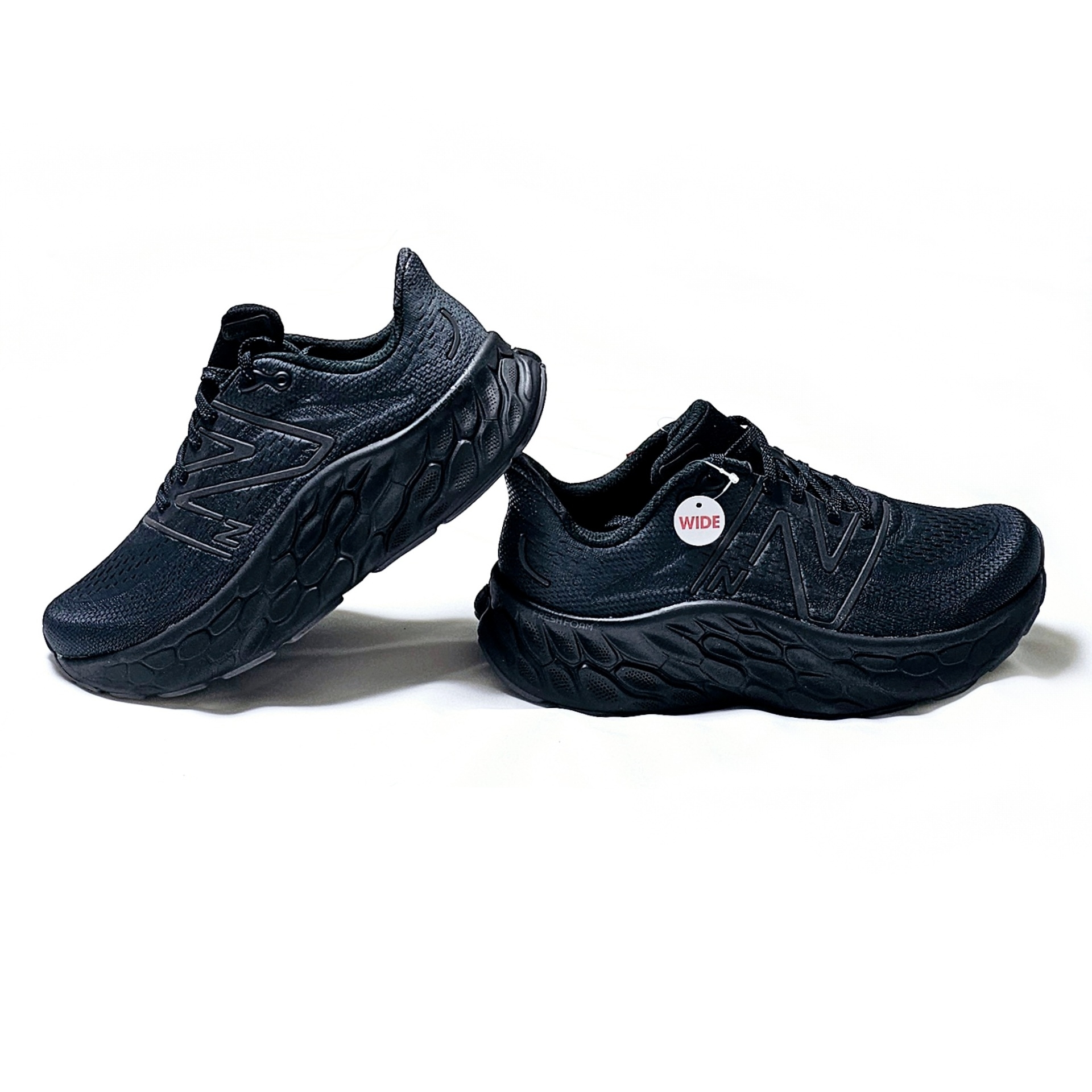 New Balance Fresh Foam X More v4 Triple Black - 2E Wide 착용 스타일 - 3