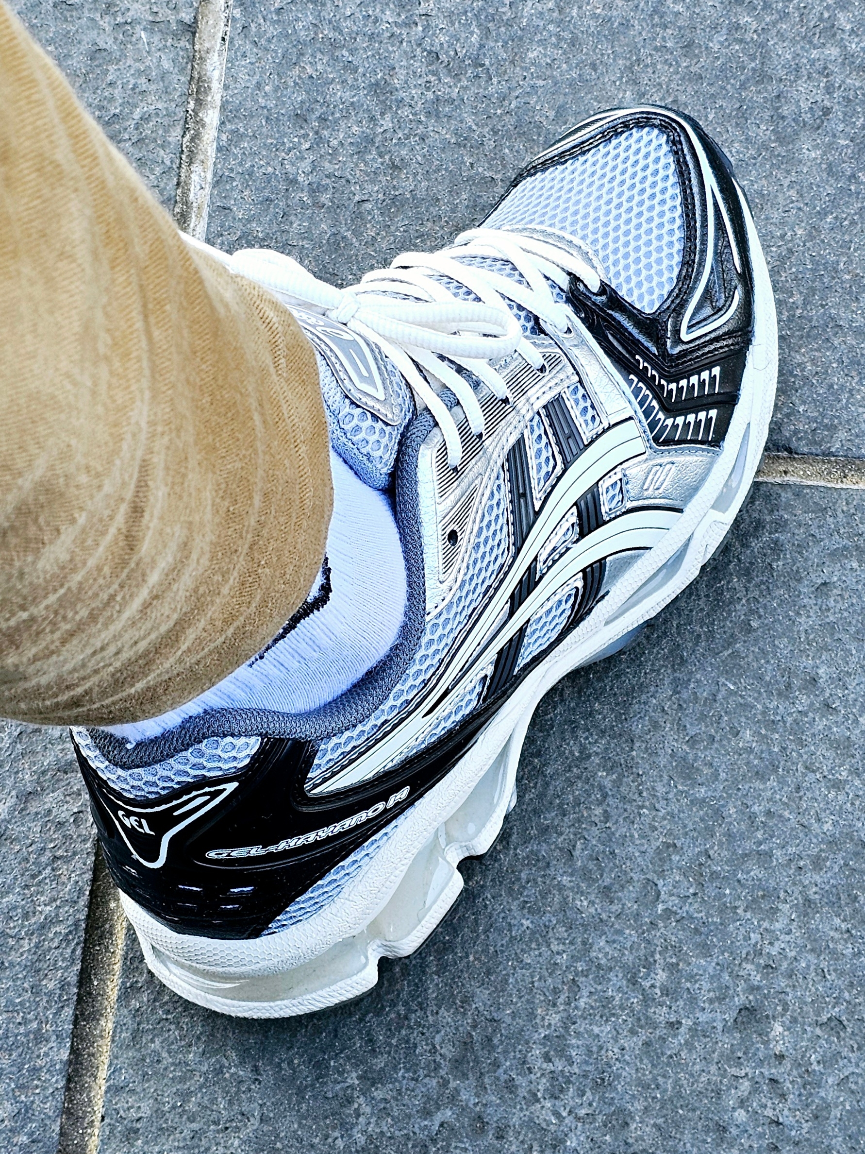 Asics Gel-Kayano 14 Black Glacier Grey 착용 스타일 - 4