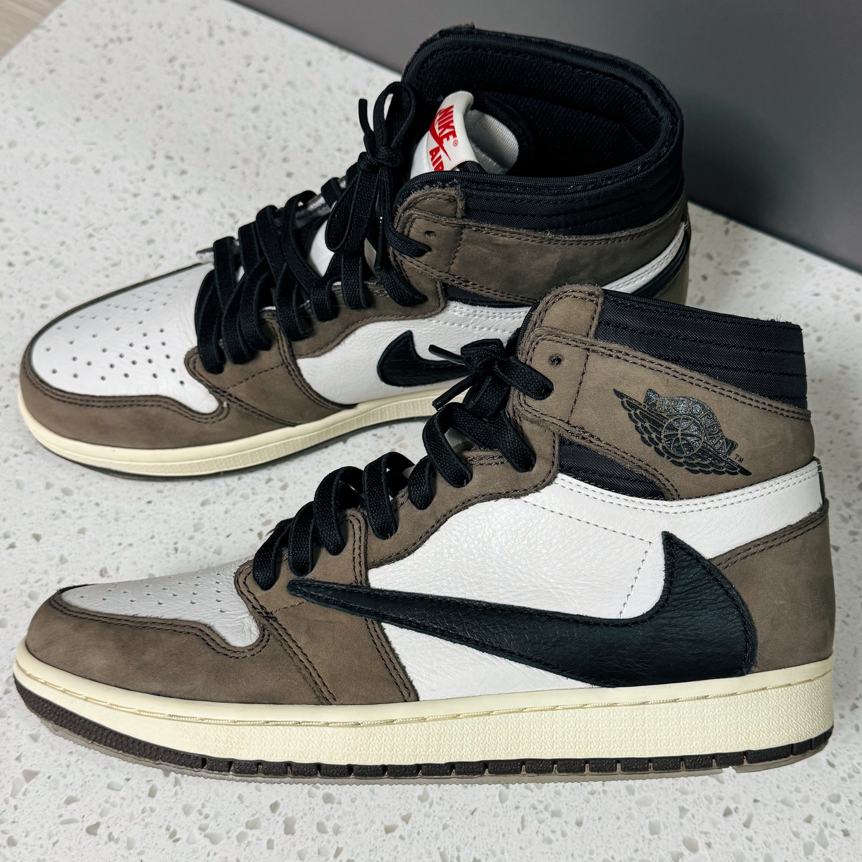 Jordan 1 x Travis Scott Retro High OG SP Mocha 착용 스타일 - 1