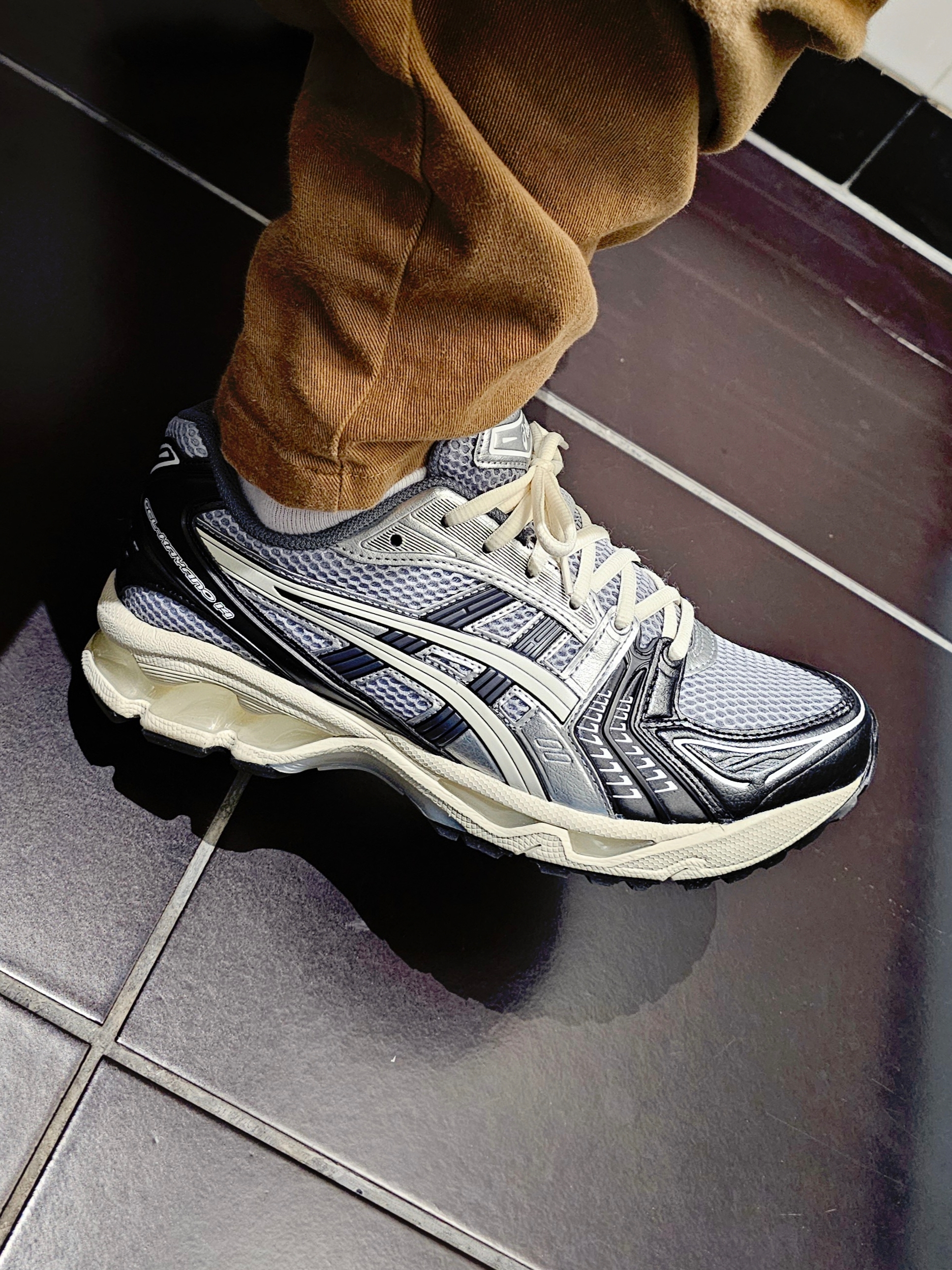 Asics Gel-Kayano 14 Black Glacier Grey 착용 스타일 - 1