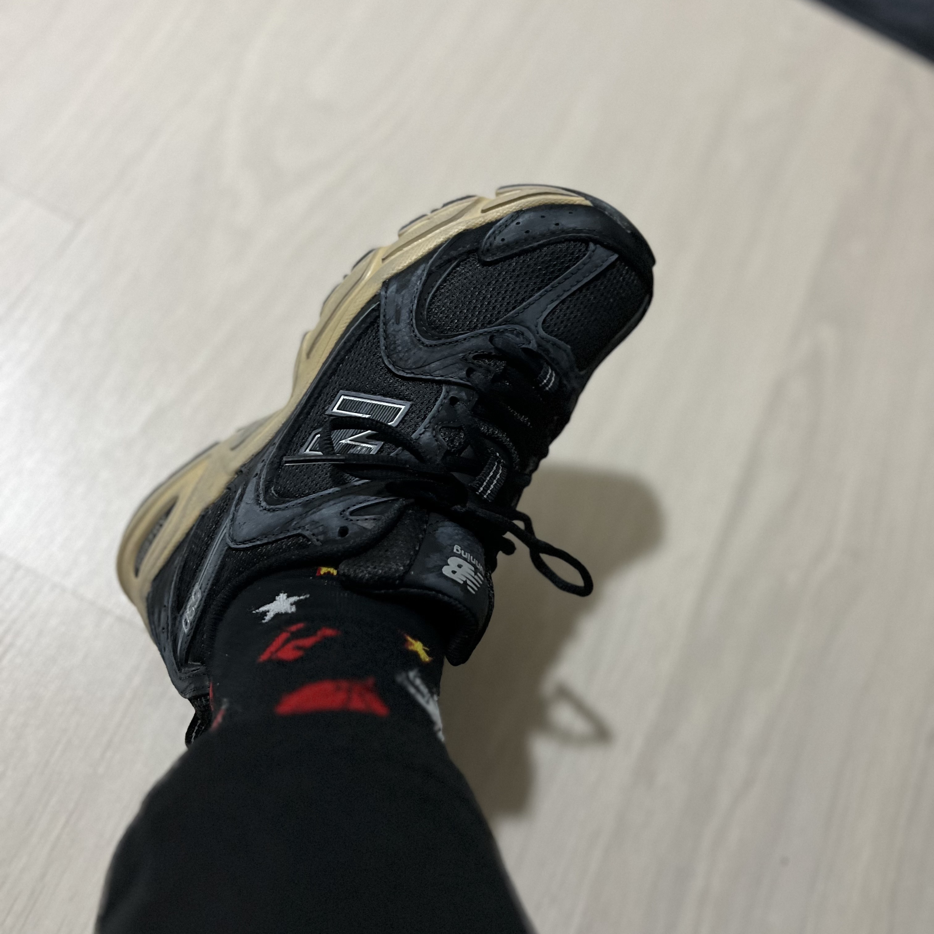 New Balance 530 Vintage Black Gum 착용 스타일