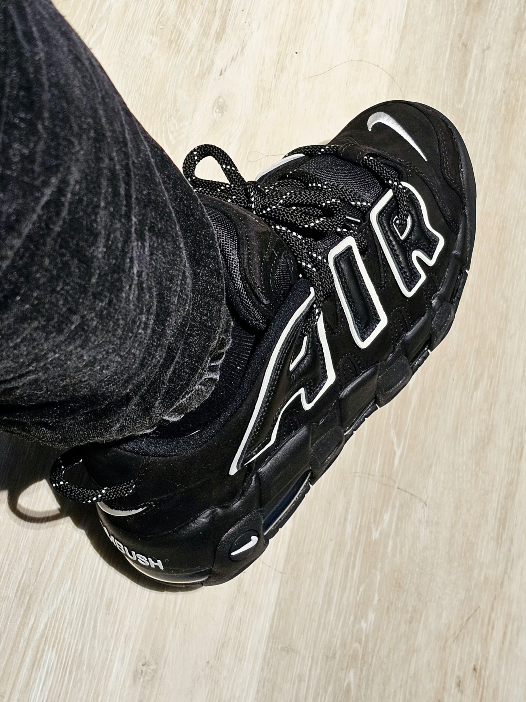Nike x Ambush Air More Uptempo Low Black and White 착용 스타일 - 6