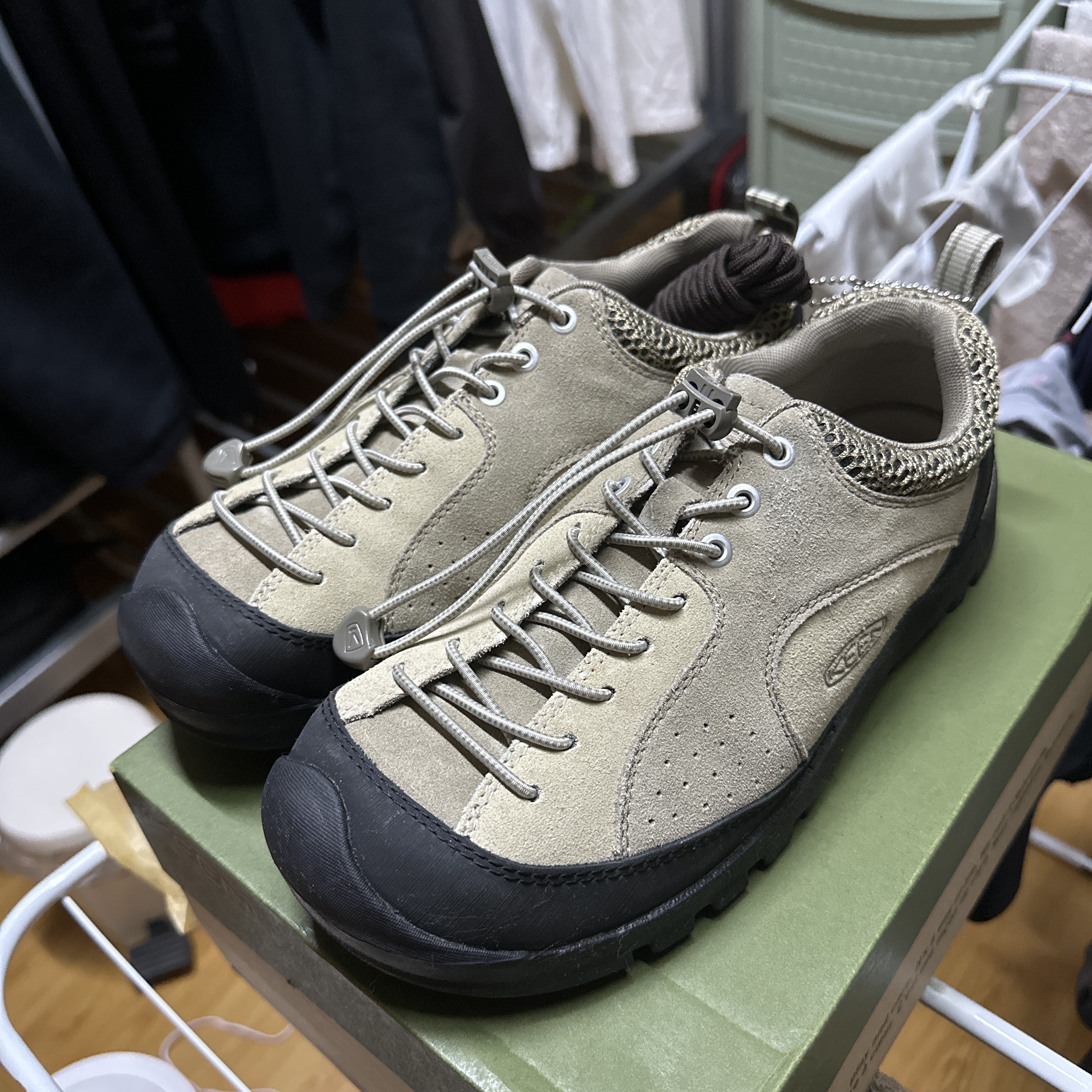 Keen x Hiking Patrol Jasper Rocks SP Sneakers Cuban Beige 착용 스타일