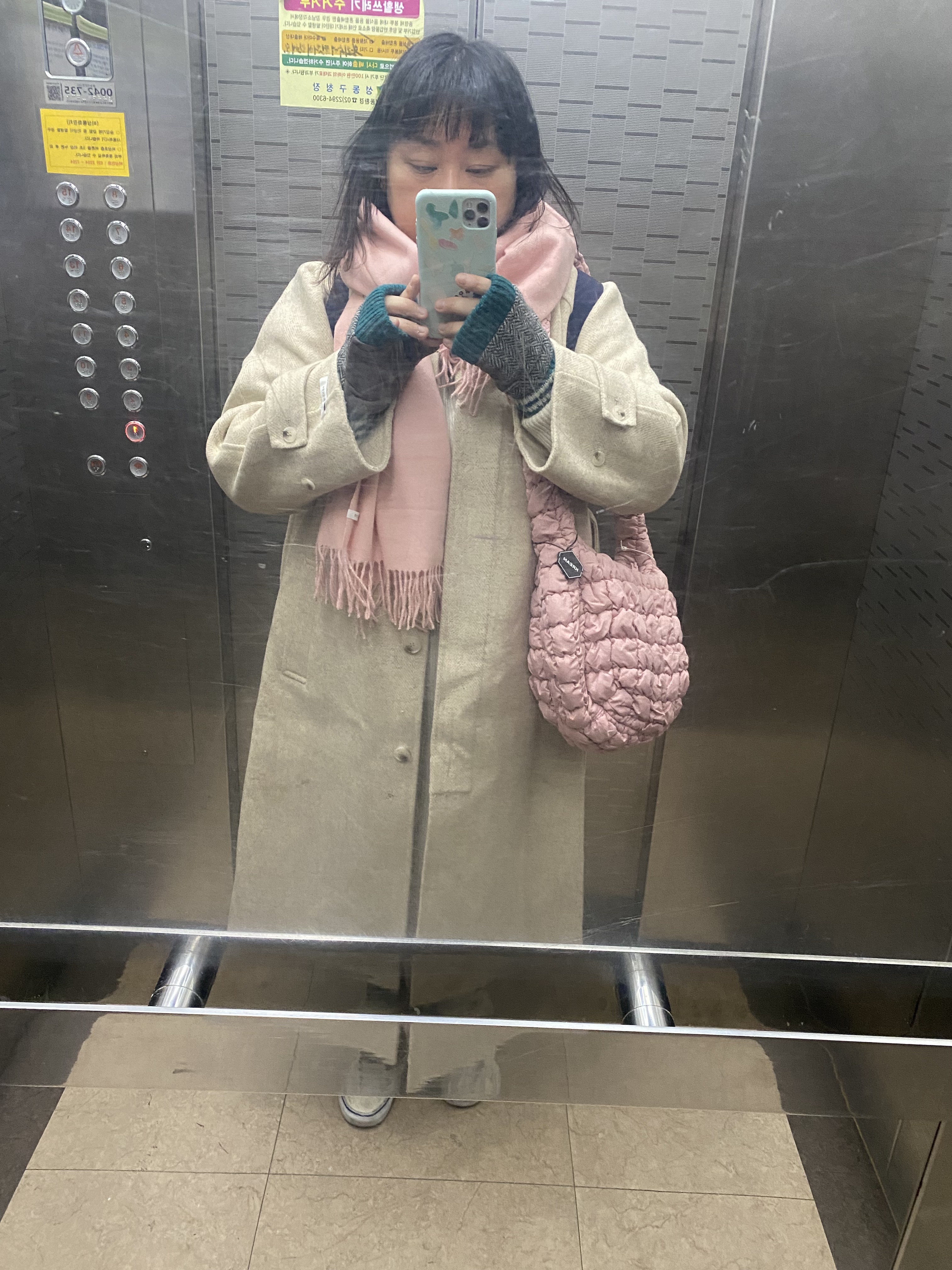 COS Quilted Messenger Bag Pink 착용 스타일 - 4