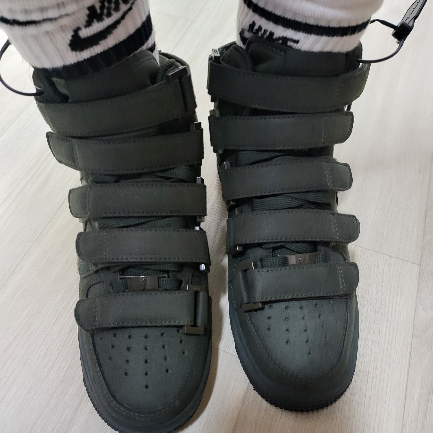 Nike x Billie Eilish Air Force 1 High '07 SP Sequoia 착용 스타일 - 2