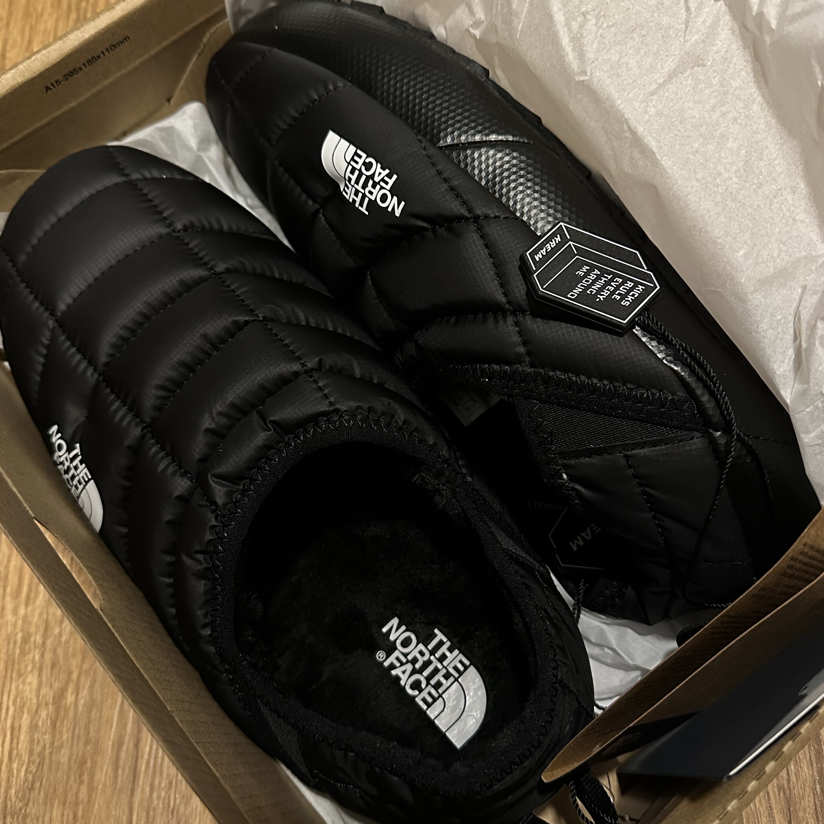 The North Face Thermoball Traction Mule V Black 착용 스타일