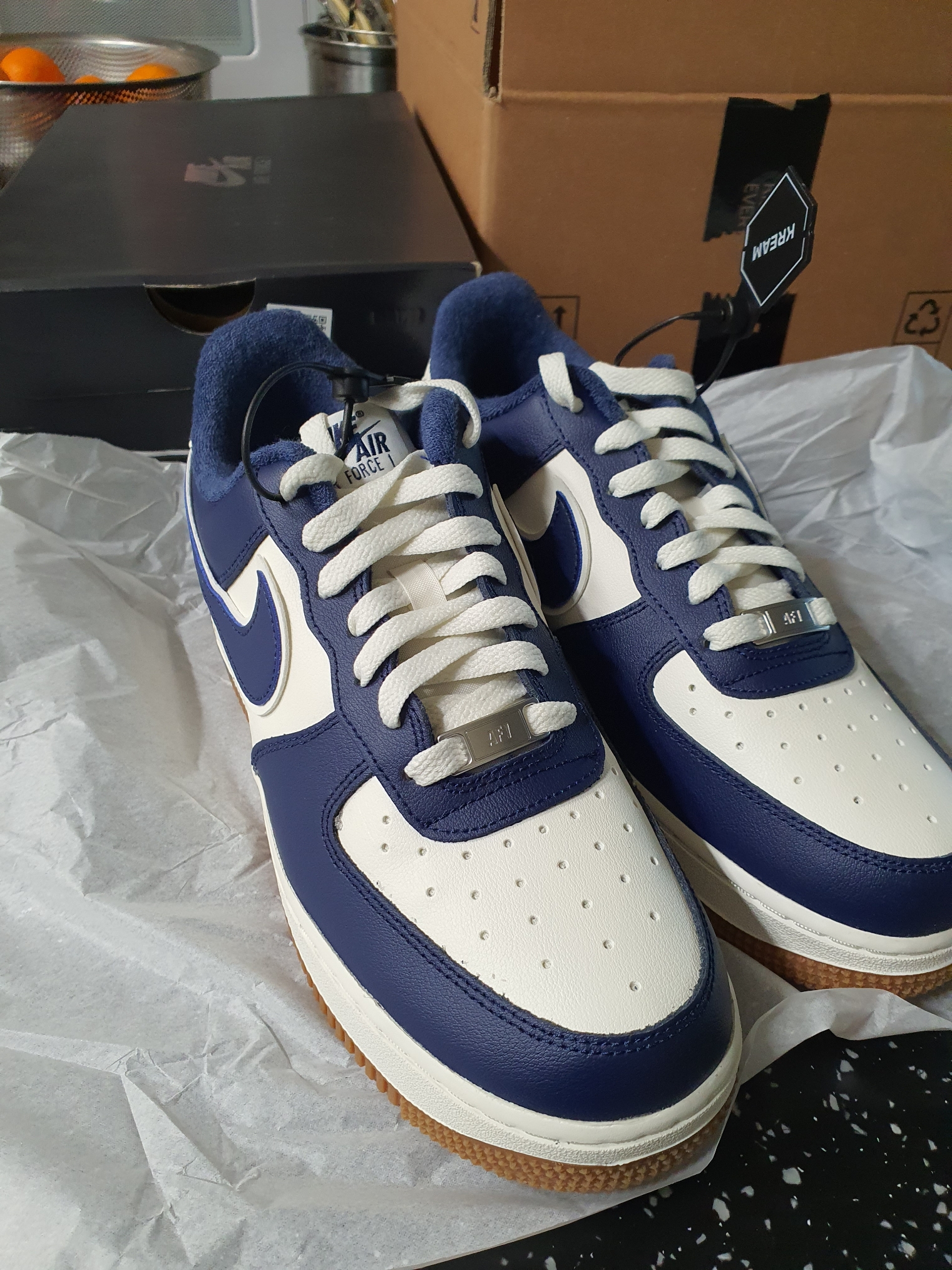 Nike Air Force 1 '07 LV8 Midnight Navy 착용 스타일