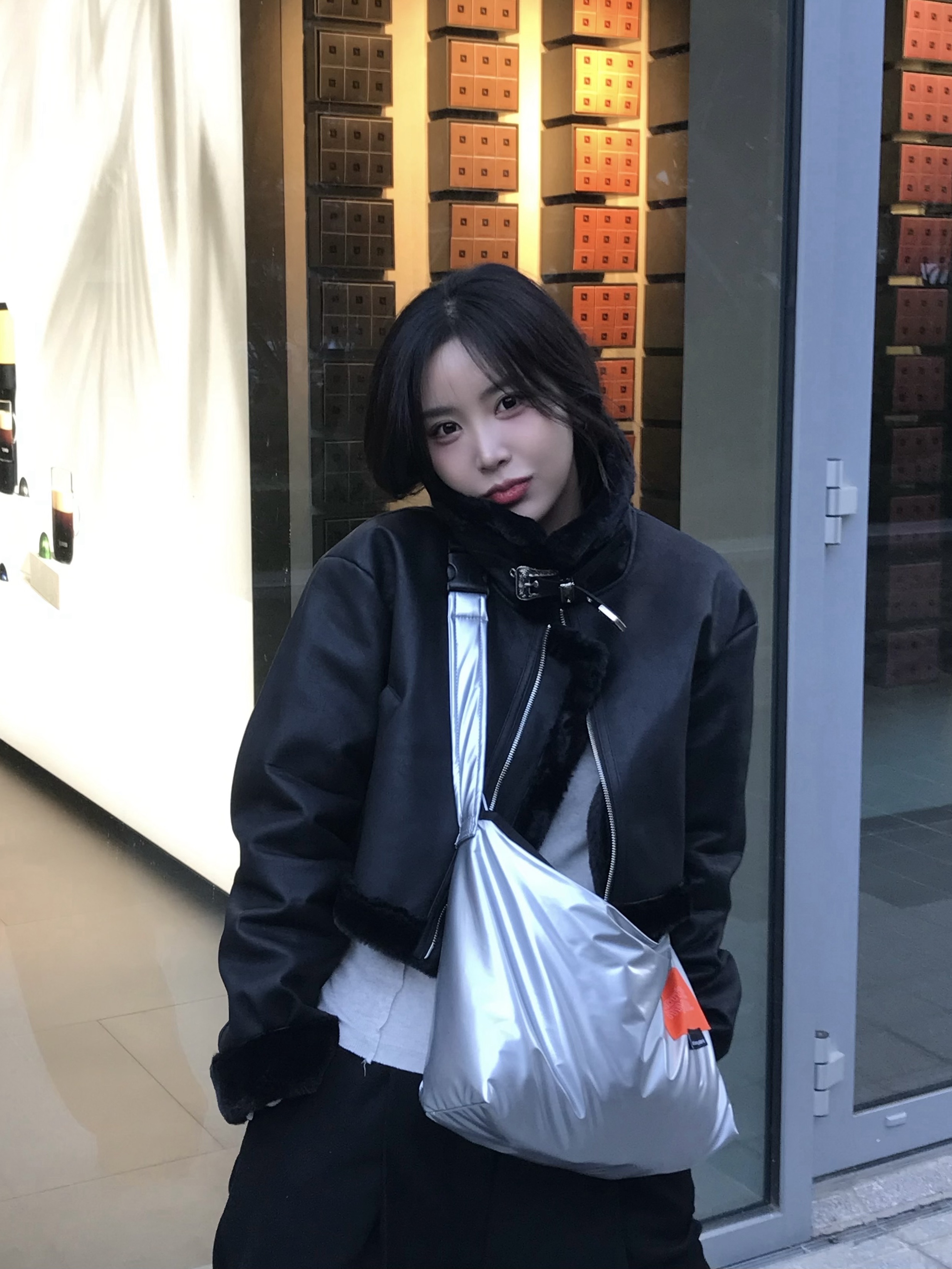 Converse x Moncler x Fragment Chuck 70 Ox Fraylor III Black, Millo Women Cut-Off Inquisition T-Shirt White Melange 착용 스타일 - 3