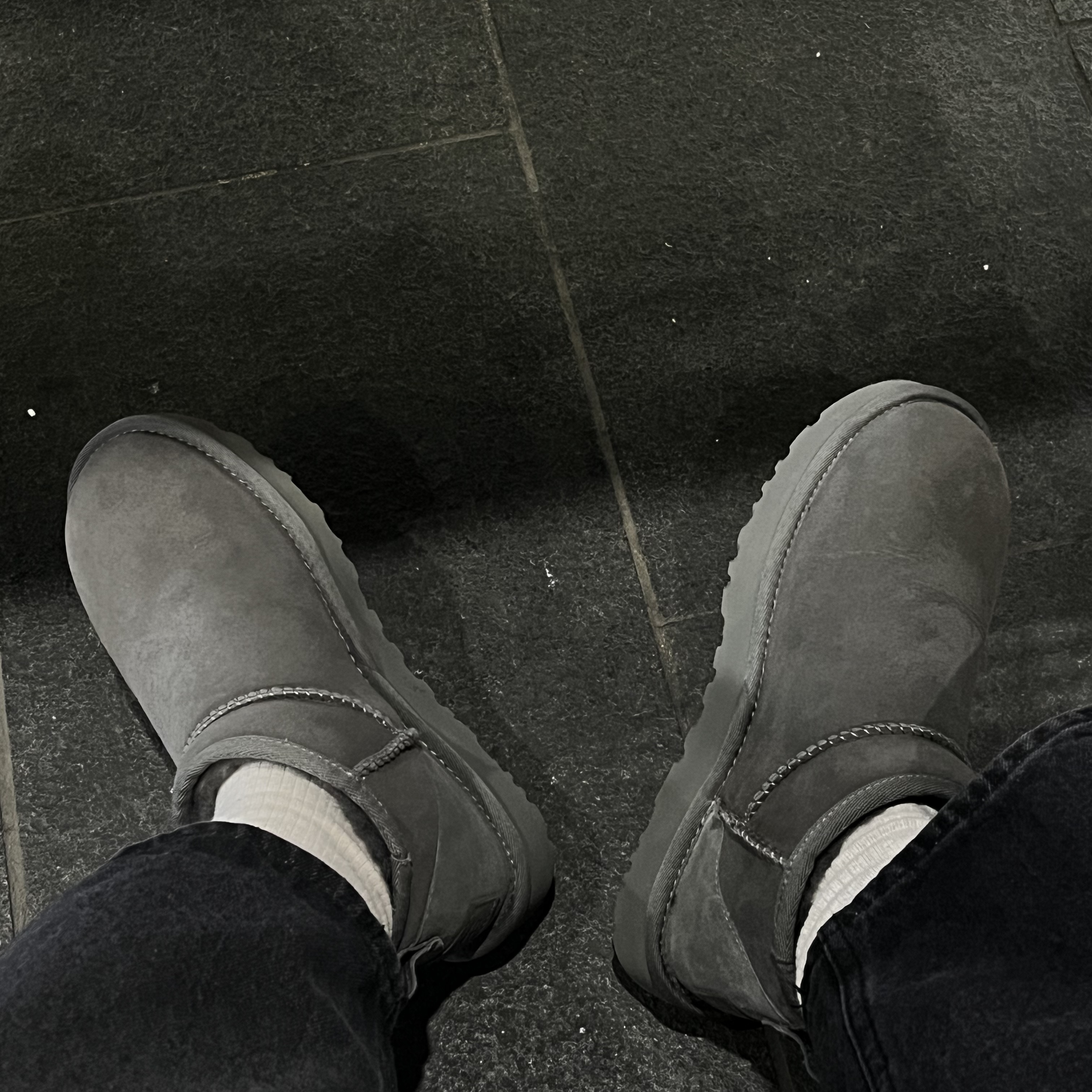 (W) UGG Classic Ultra Mini Boots Grey 착용 스타일 - 1