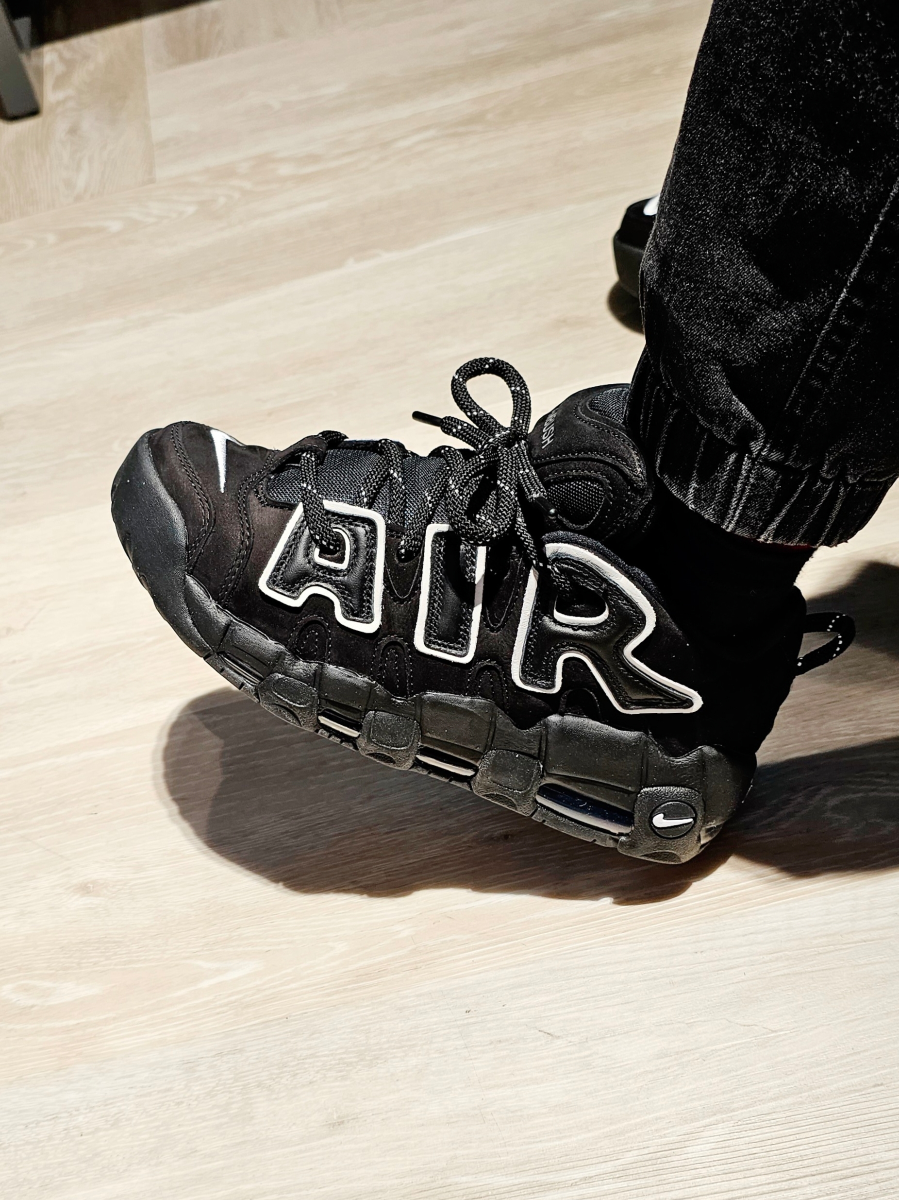 Nike x Ambush Air More Uptempo Low Black and White 착용 스타일 - 2