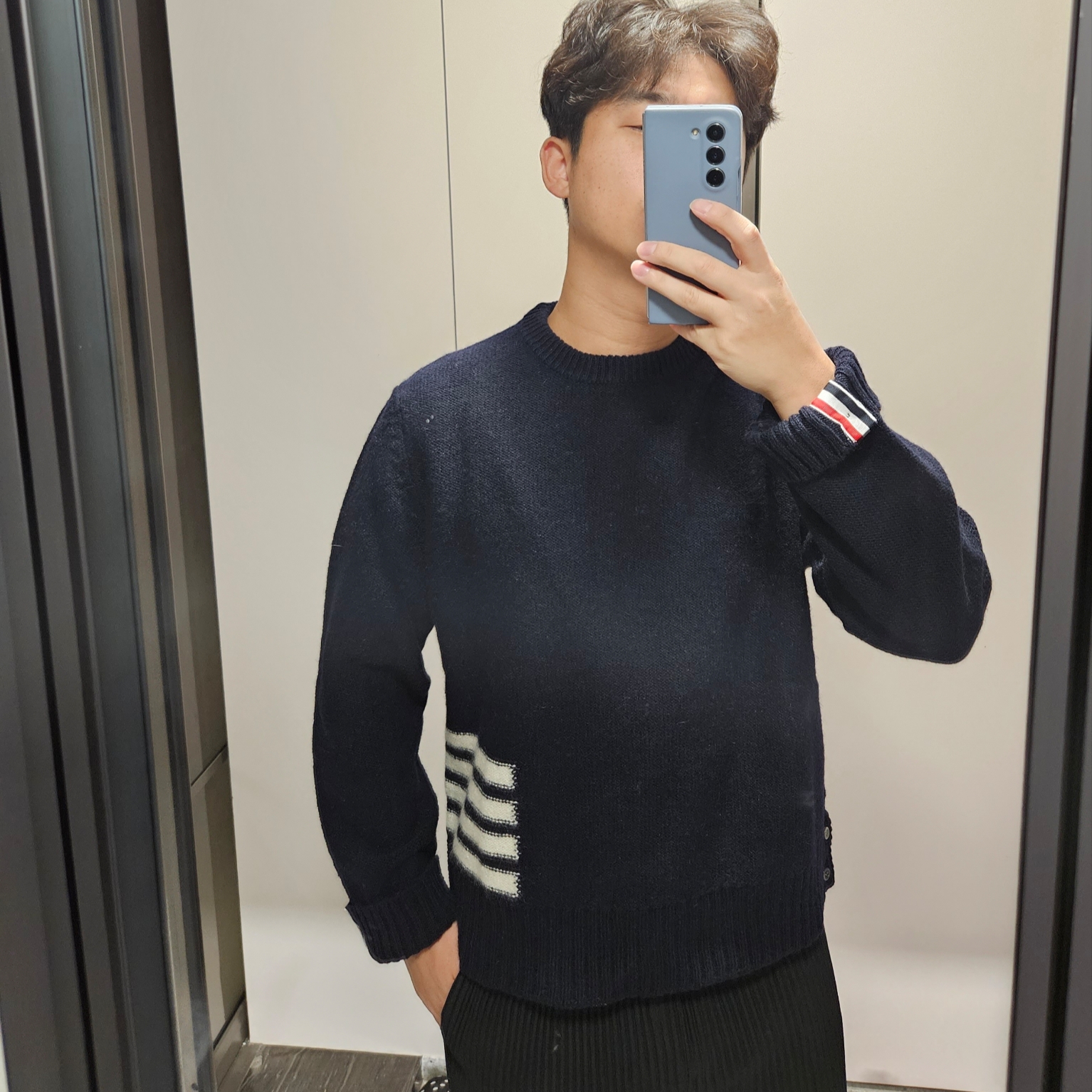 Thom Browne Jersey Stitch Donegal 4-Bar Crew Neck Pullover Navy, Homme Plisse Issey Miyake Straight Basics Pants Black 착용 스타일 - 3