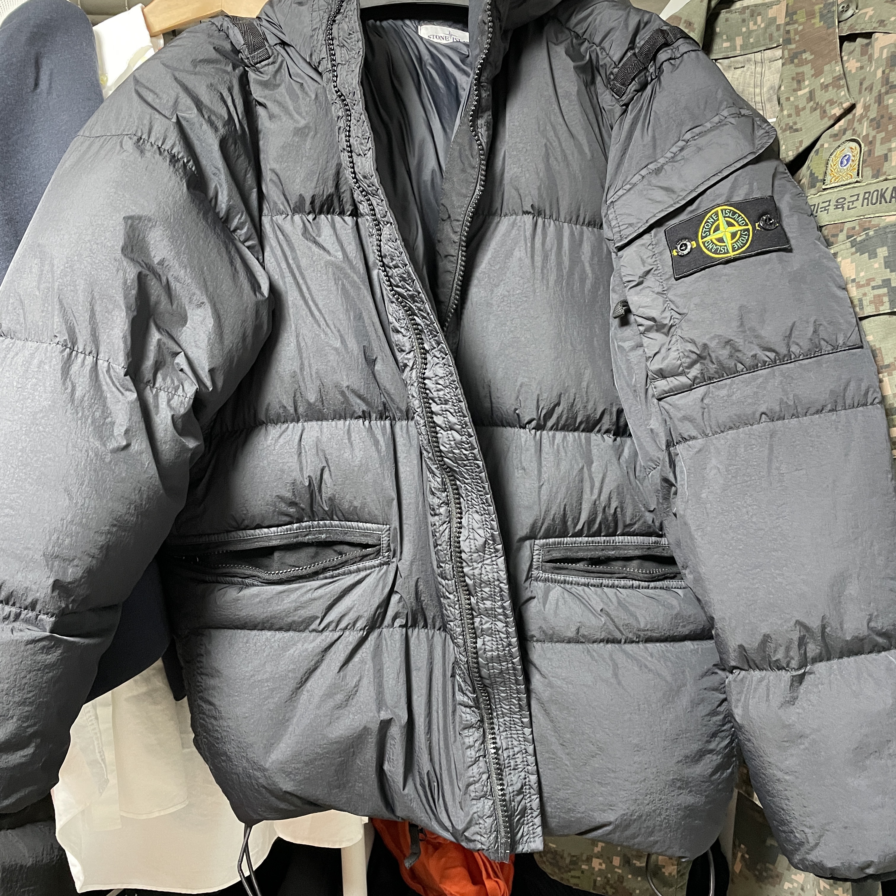 Stone Island 40223 Garment Dyed Crinkle Reps Down Jacket Black - 22FW 착용 스타일