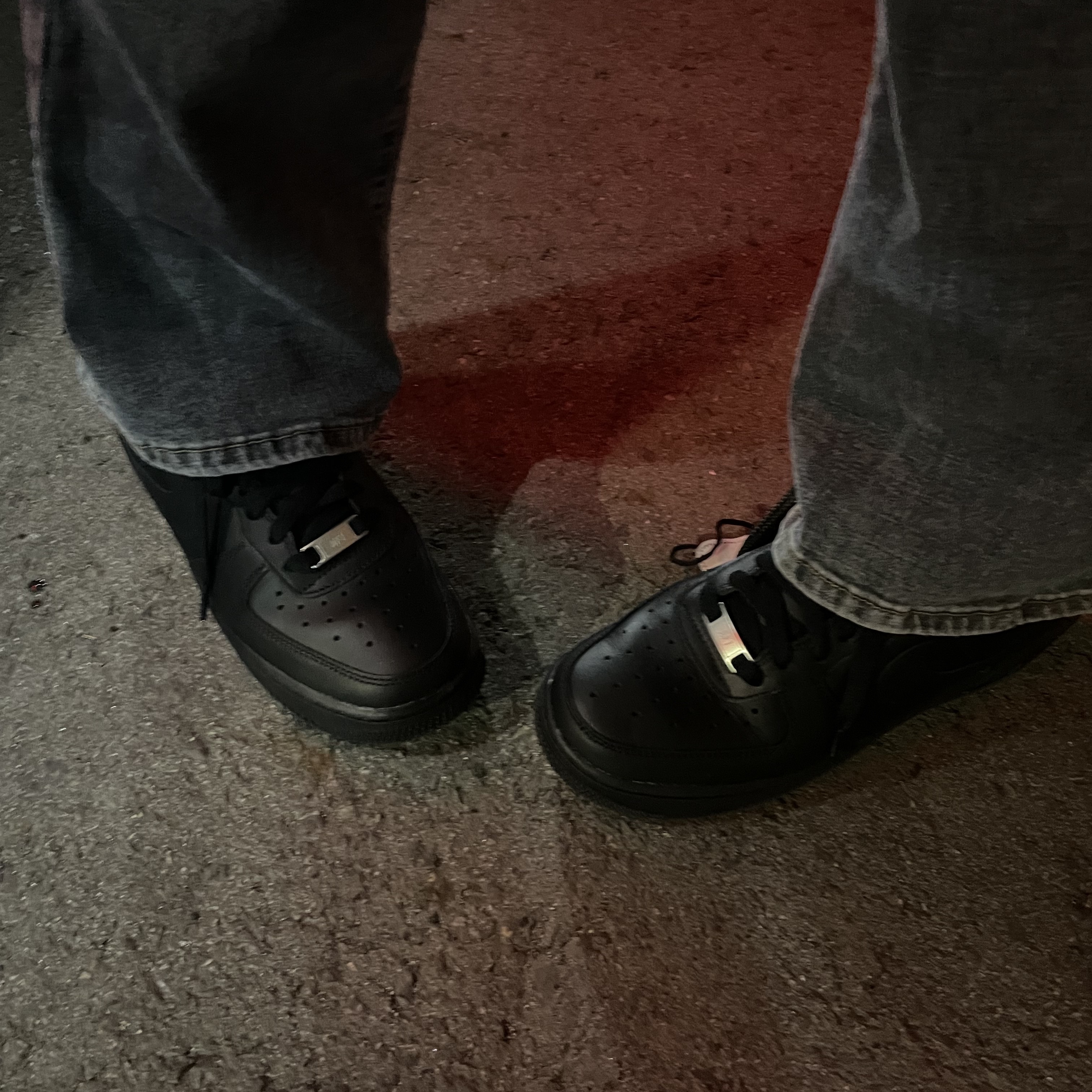 (W) Nike Air Force 1 '07 Low Triple Black 착용 스타일 - 1
