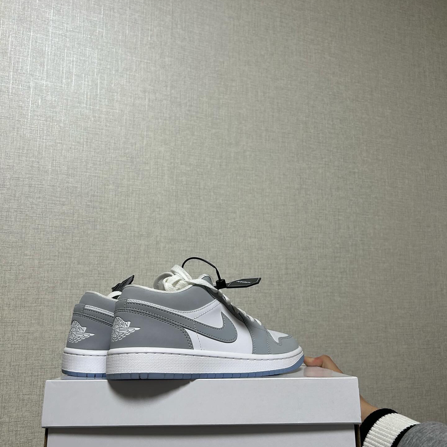 (W) Jordan 1 Low White Wolf Grey 착용 스타일 - 3