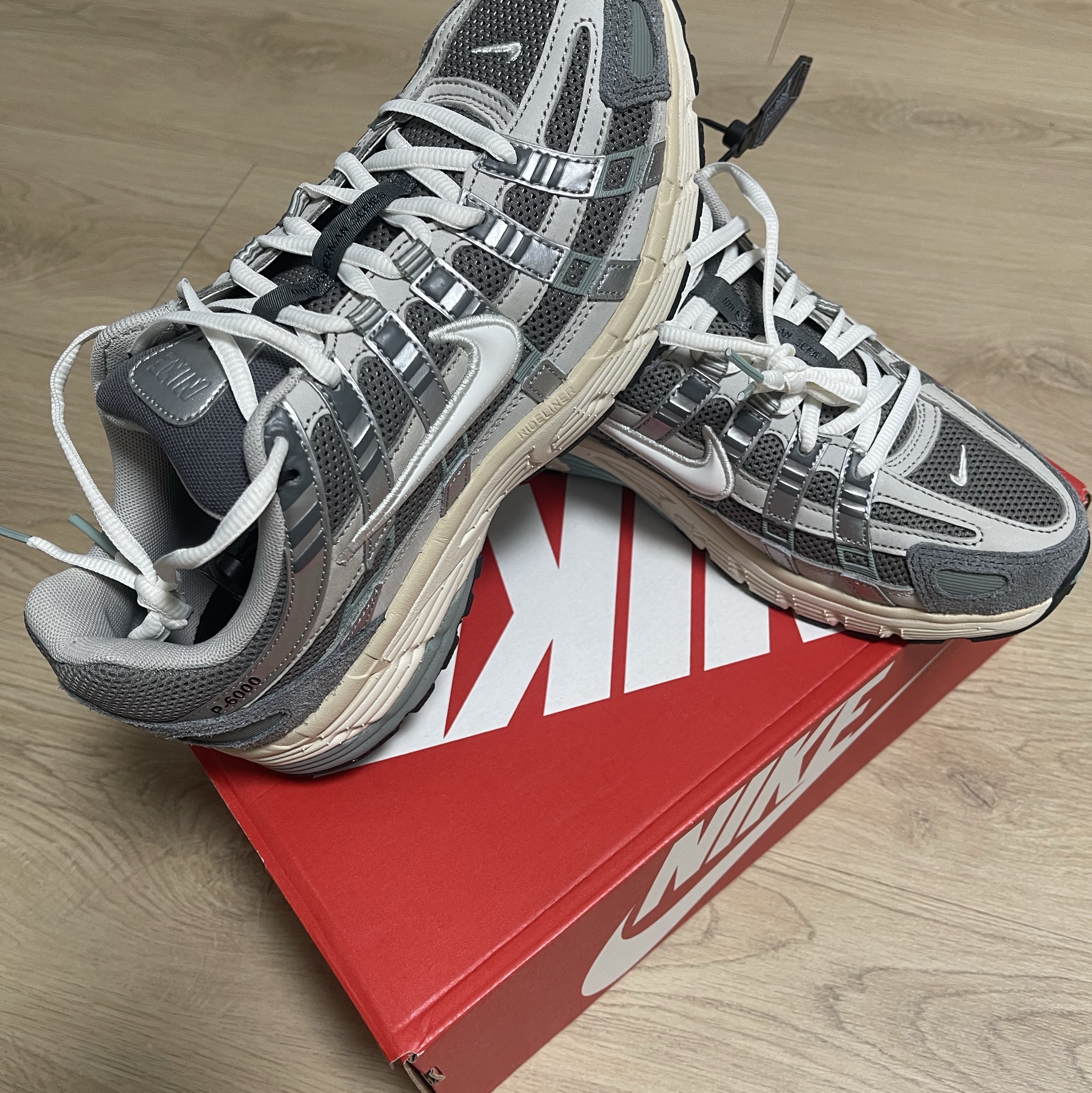 Nike P-6000 Flat Pewter Light Iron Ore 착용 스타일