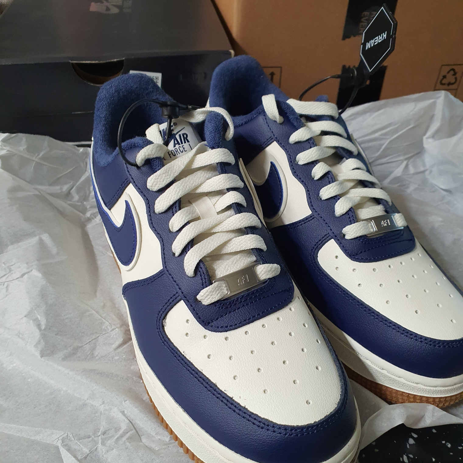 Nike Air Force 1 '07 LV8 Midnight Navy 착용 스타일