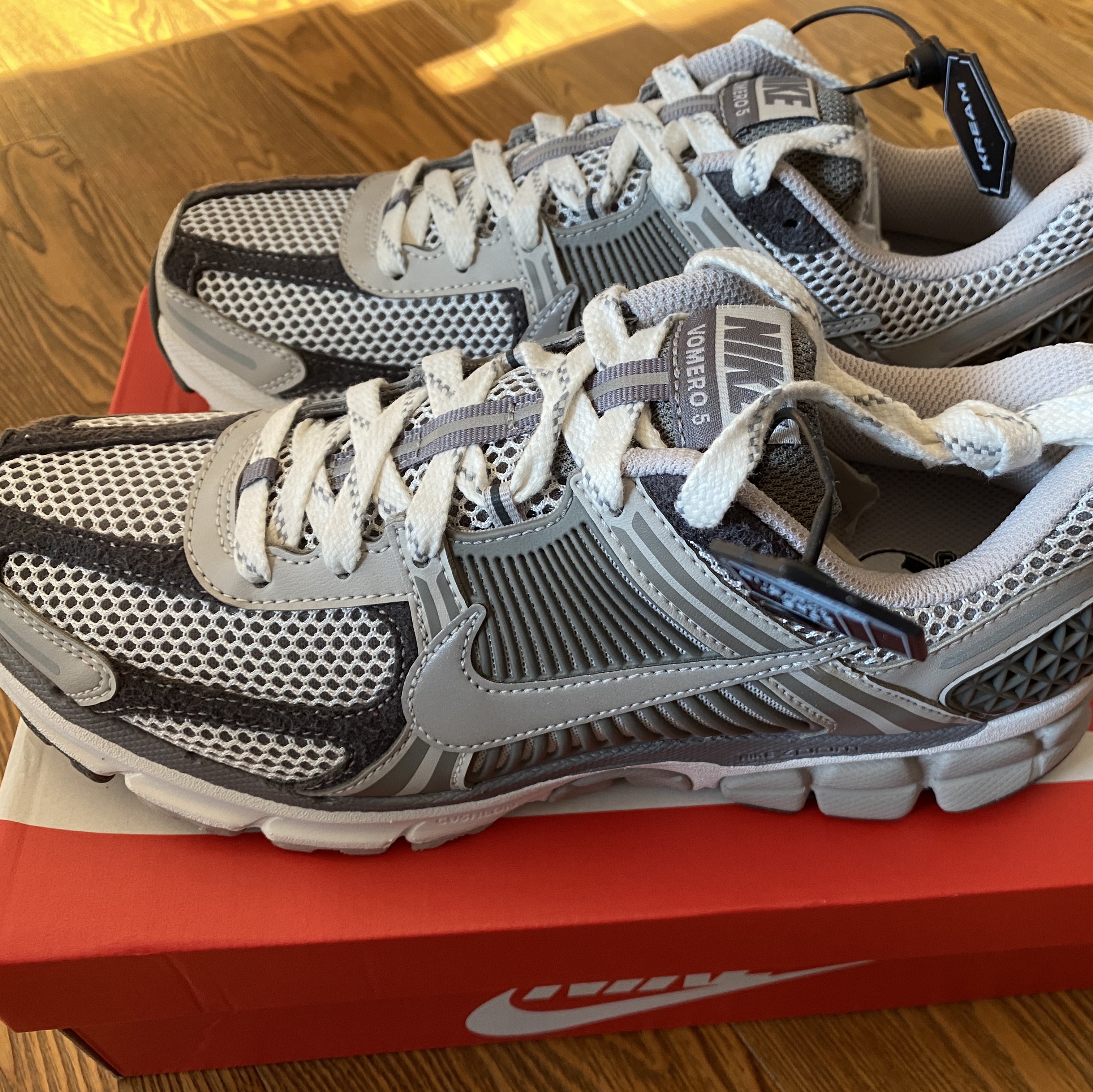 Nike Zoom Vomero 5 PRM Light Iron Ore and Flat Fewter 착용 스타일