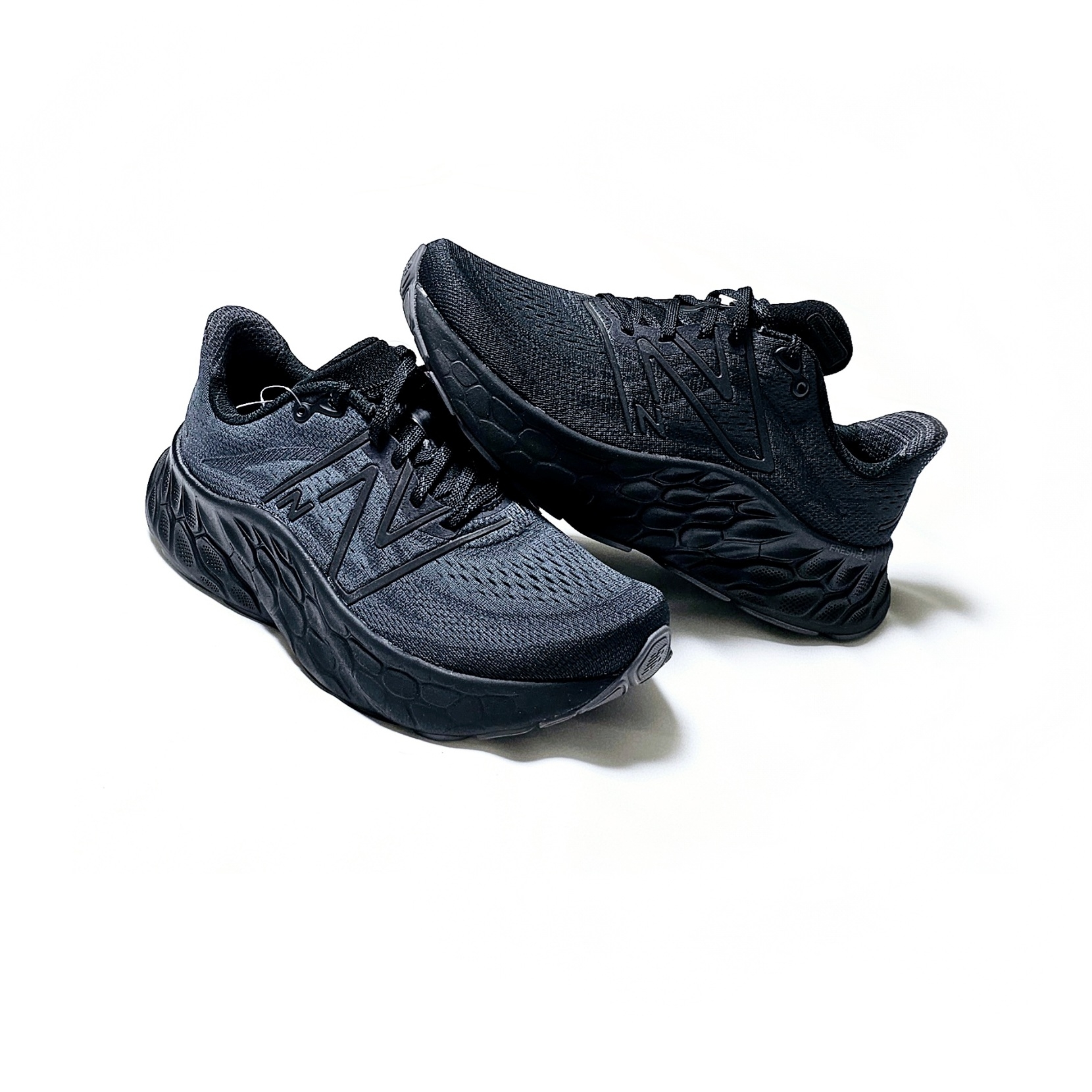 New Balance Fresh Foam X More v4 Triple Black - 2E Wide 착용 스타일 - 2