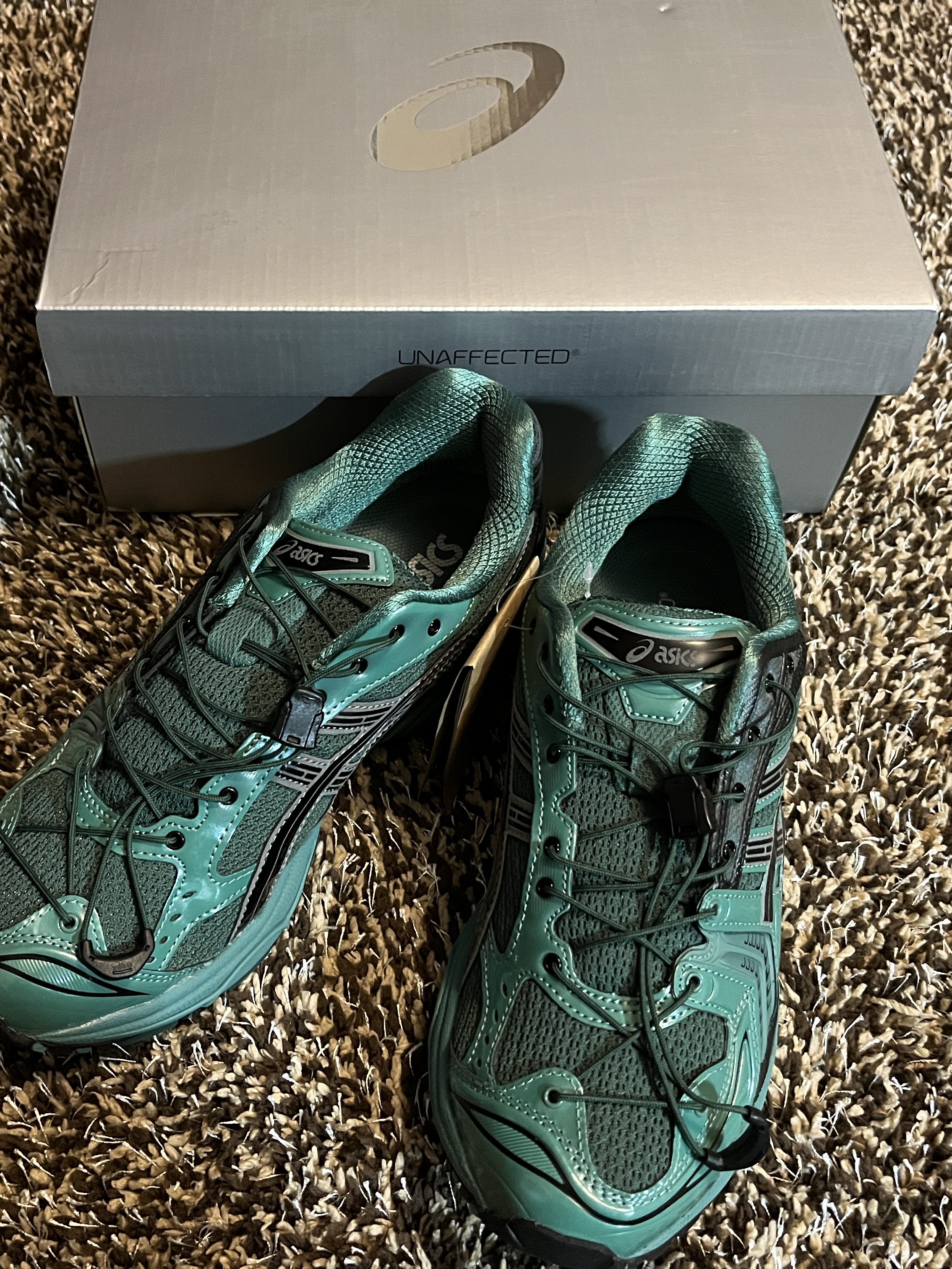 Asics x Unaffected Gel-Kayano 14 Uranus Green, Stussy Wave Dye Beach Shell Jacket Coffee 착용 스타일 - 1