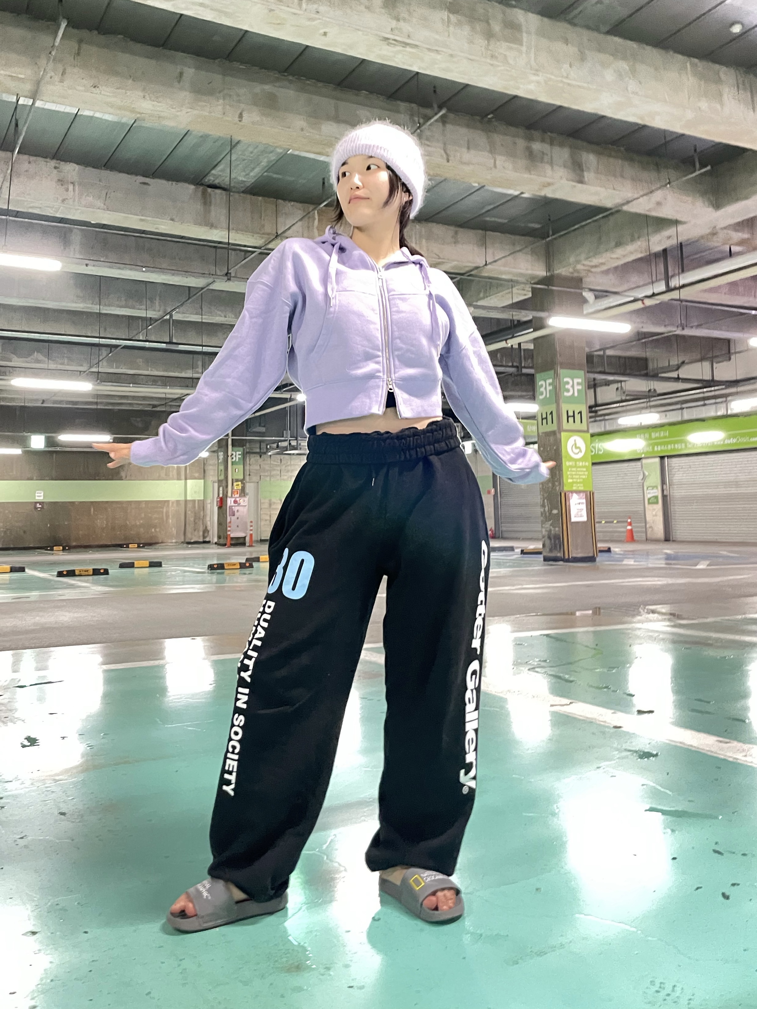 Palace Slider Grey - 22SS 착용 스타일 - 1