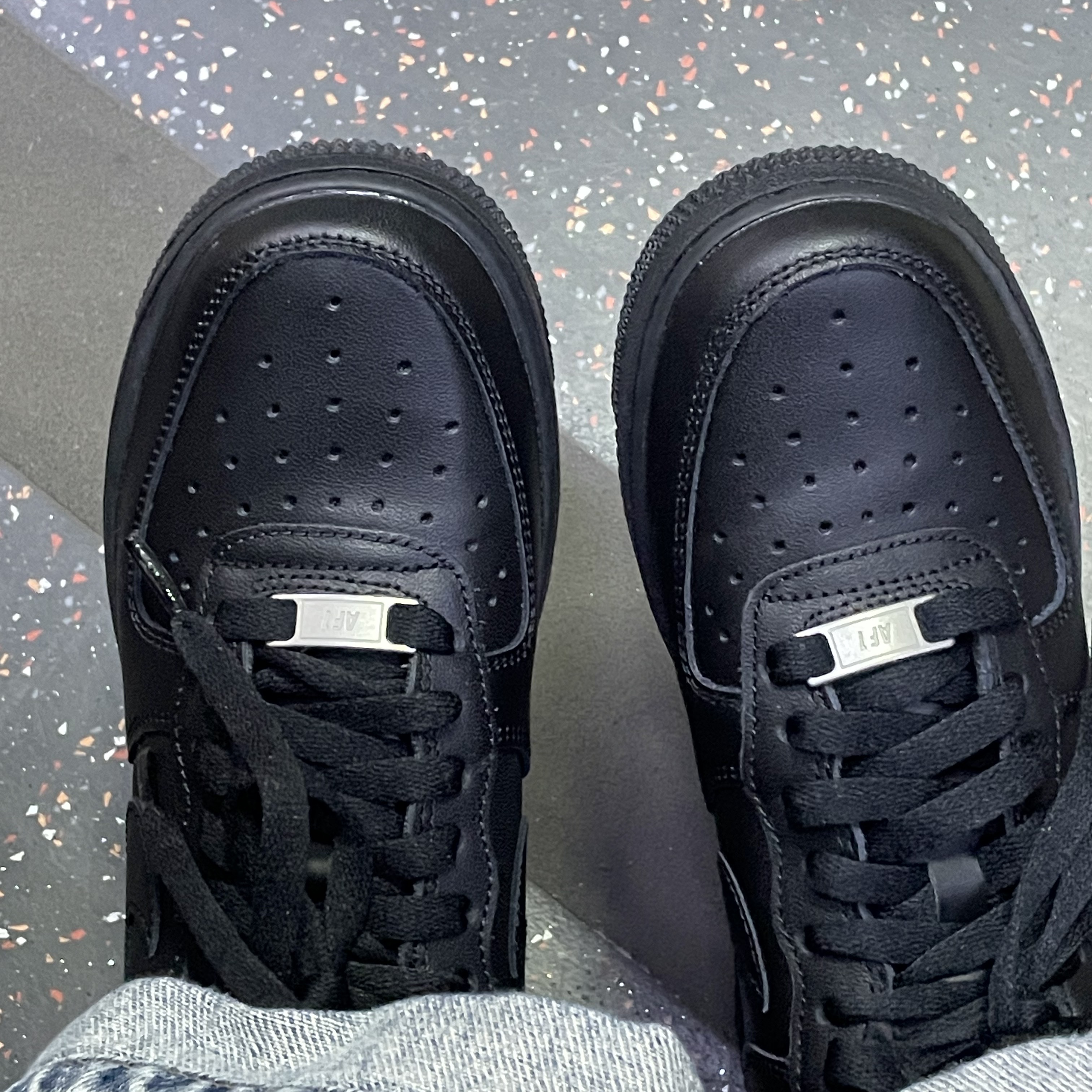 Nike Air Force 1 '07 Low Triple Black 착용 스타일