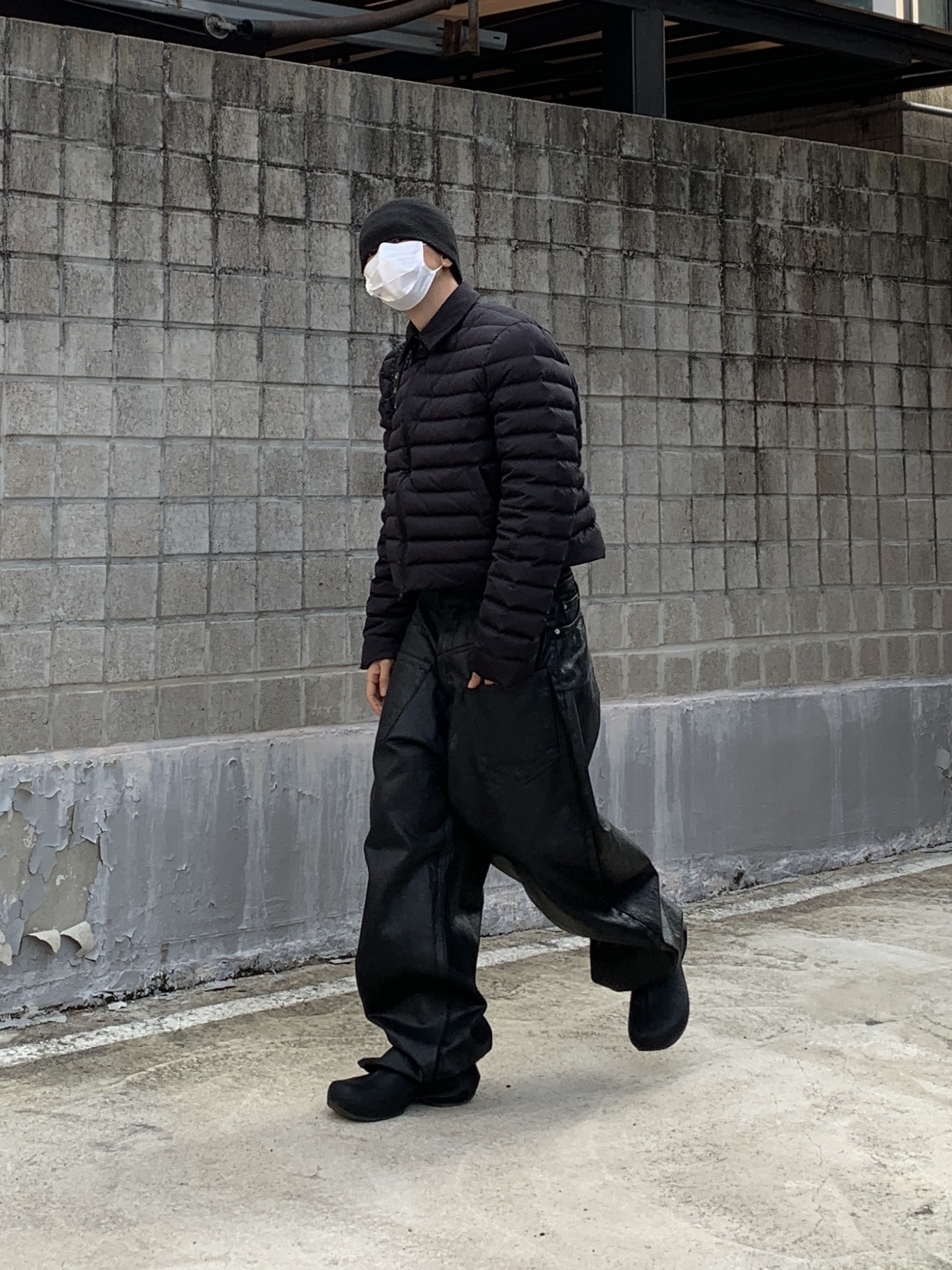Balenciaga Arena Lambskin Aged Silver Hardware Le Cagole XS Flap Bag Black, Project G/R Coated Backward Denim Pants Black 착용 스타일 - 2