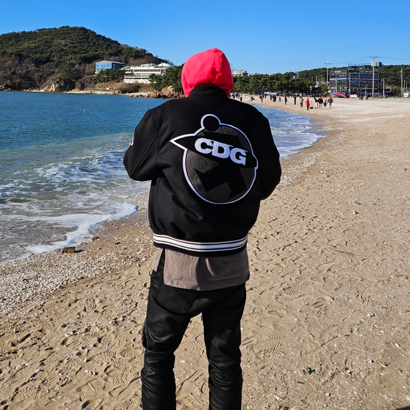 Yeezy Gap Hoodie Red, Rick Owens Luxor Vintage Sneakers Black Milk 착용 스타일 - 2
