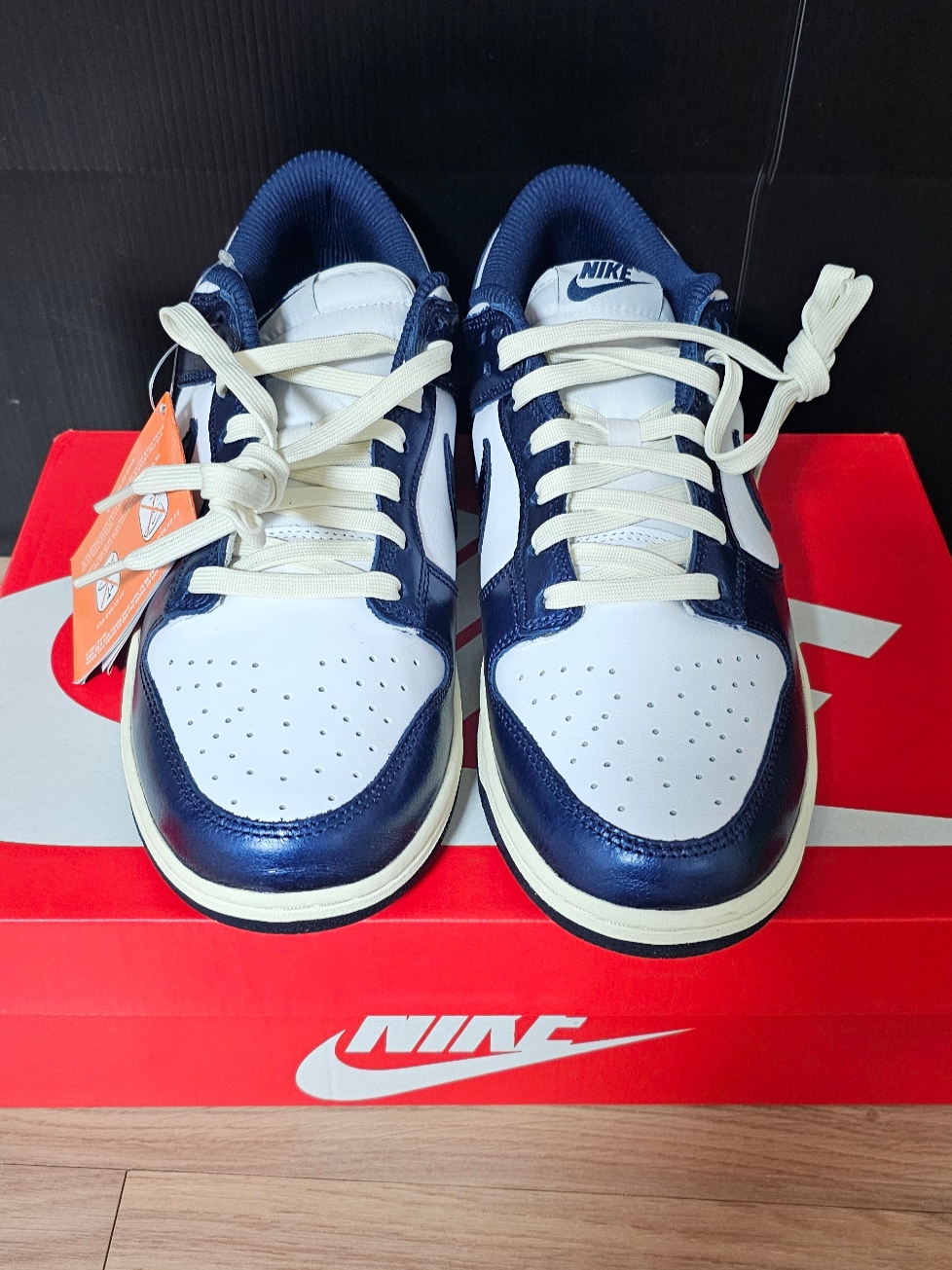 (W) Nike Dunk Low PRM Midnight Navy and White 착용 스타일 - 1