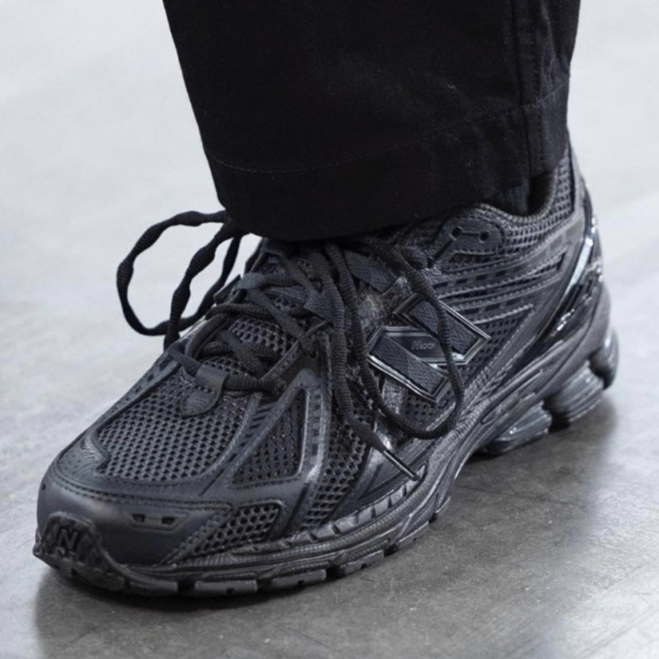 New Balance x Comme des Garcons Homme 1906R Black 착용 스타일