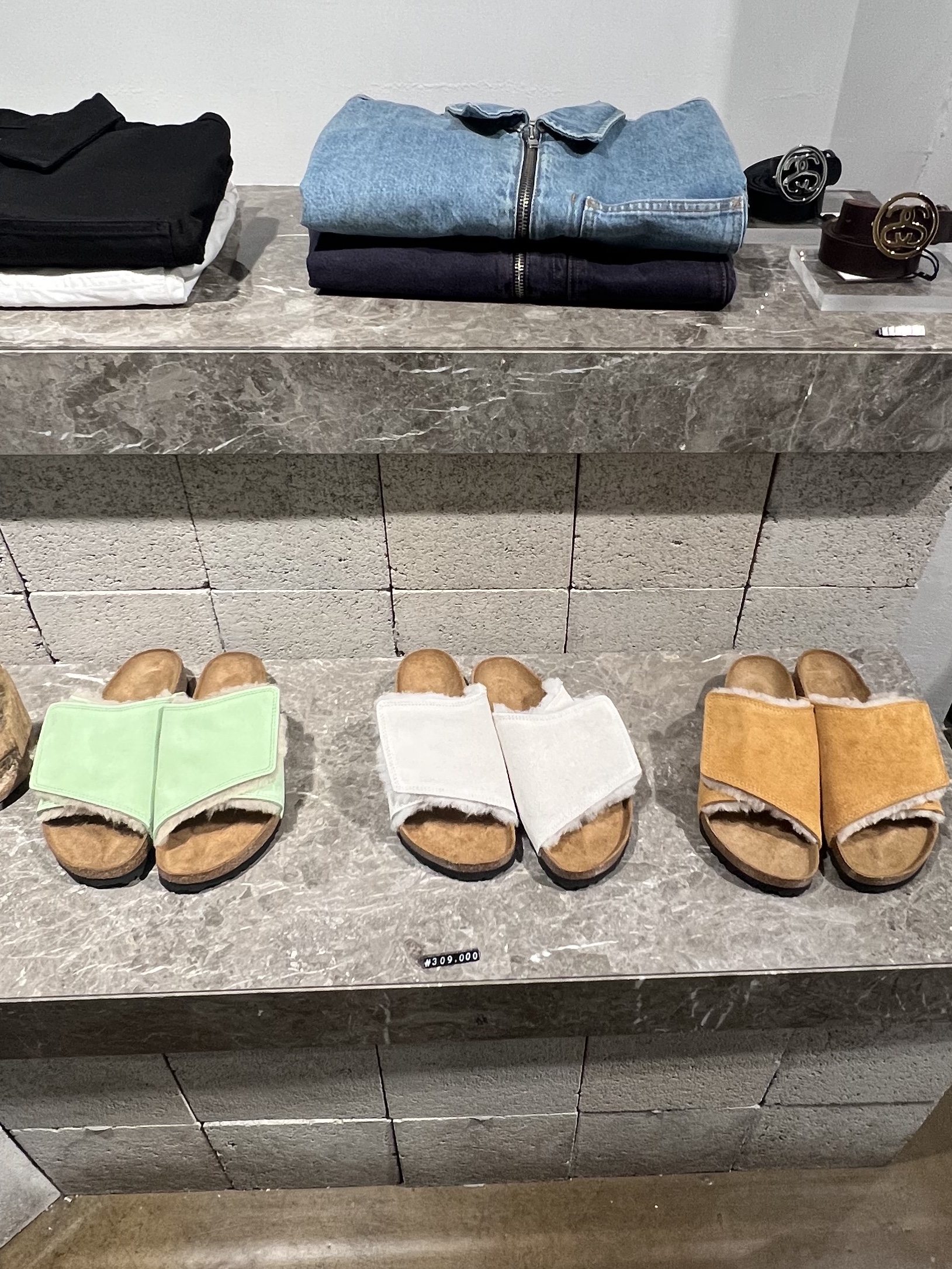 Birkenstock x Stussy Solana Shearling Slide Bone, Birkenstock x Stussy Solana Shearling Slide Caramel 착용 스타일