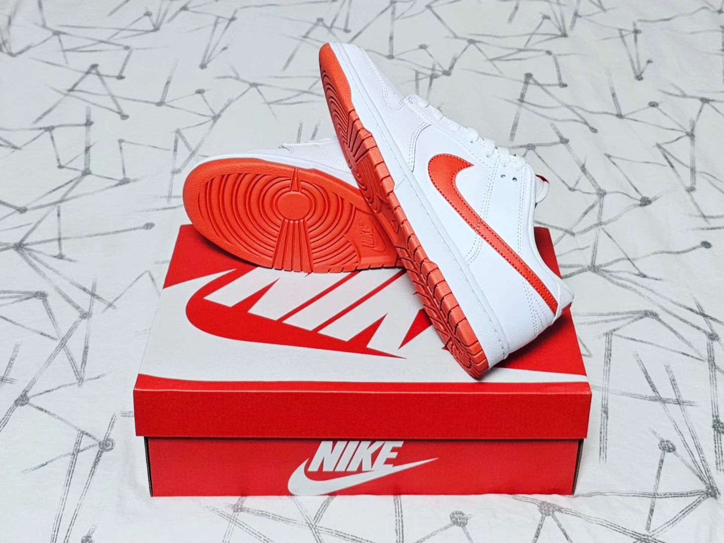 Nike Dunk Low Retro White Picante Red 착용 스타일 - 4