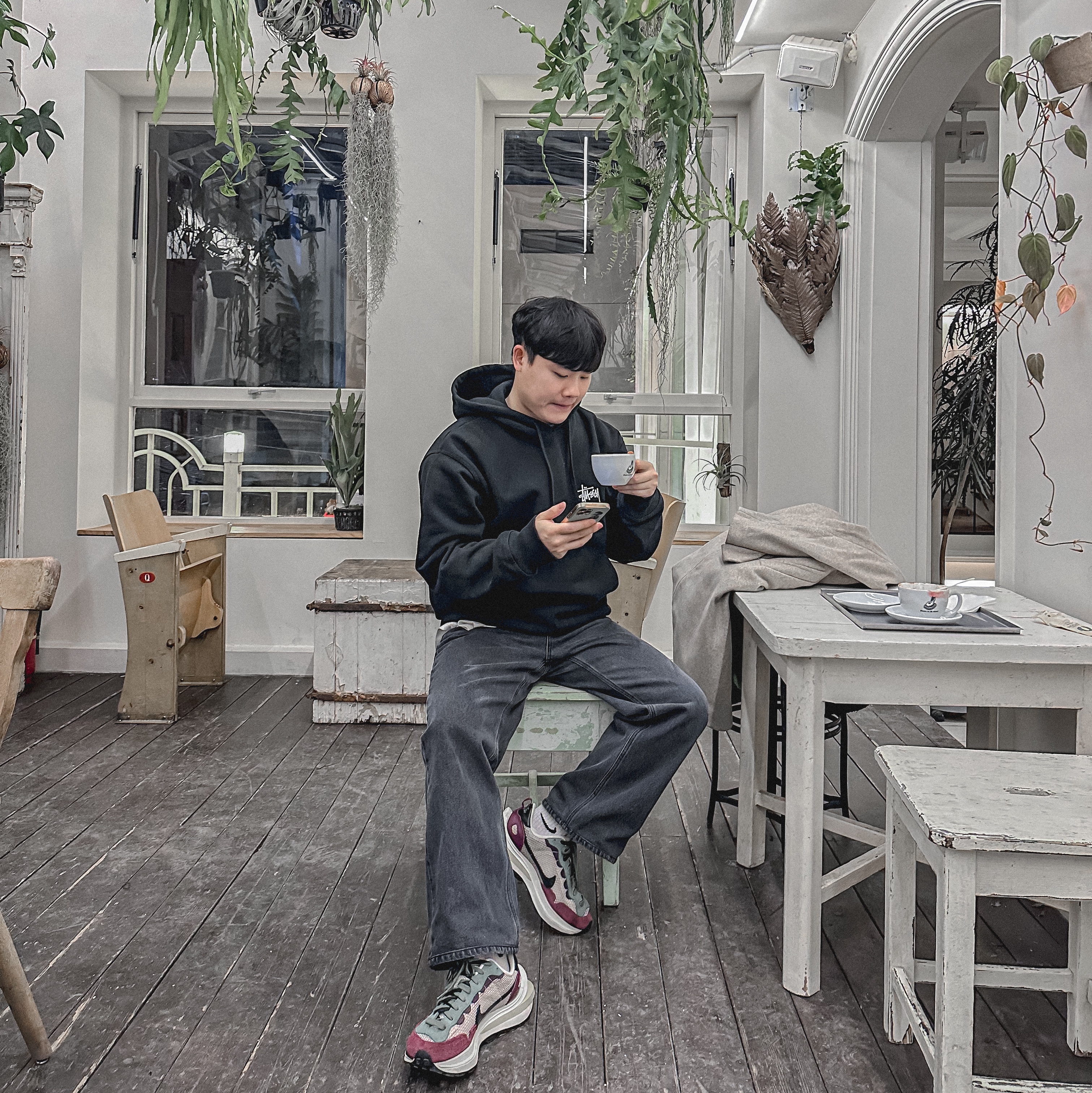 Nike x Sacai VaporWaffle String & Black Villain Red, Stussy Basic Stussy Hoodie Black 2023 착용 스타일
