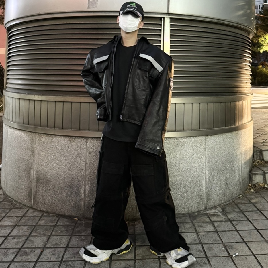 Balenciaga Paris Uniform Jacket Black, Balenciaga Cargo Sneakers Grey Black Yellow 착용 스타일 - 1