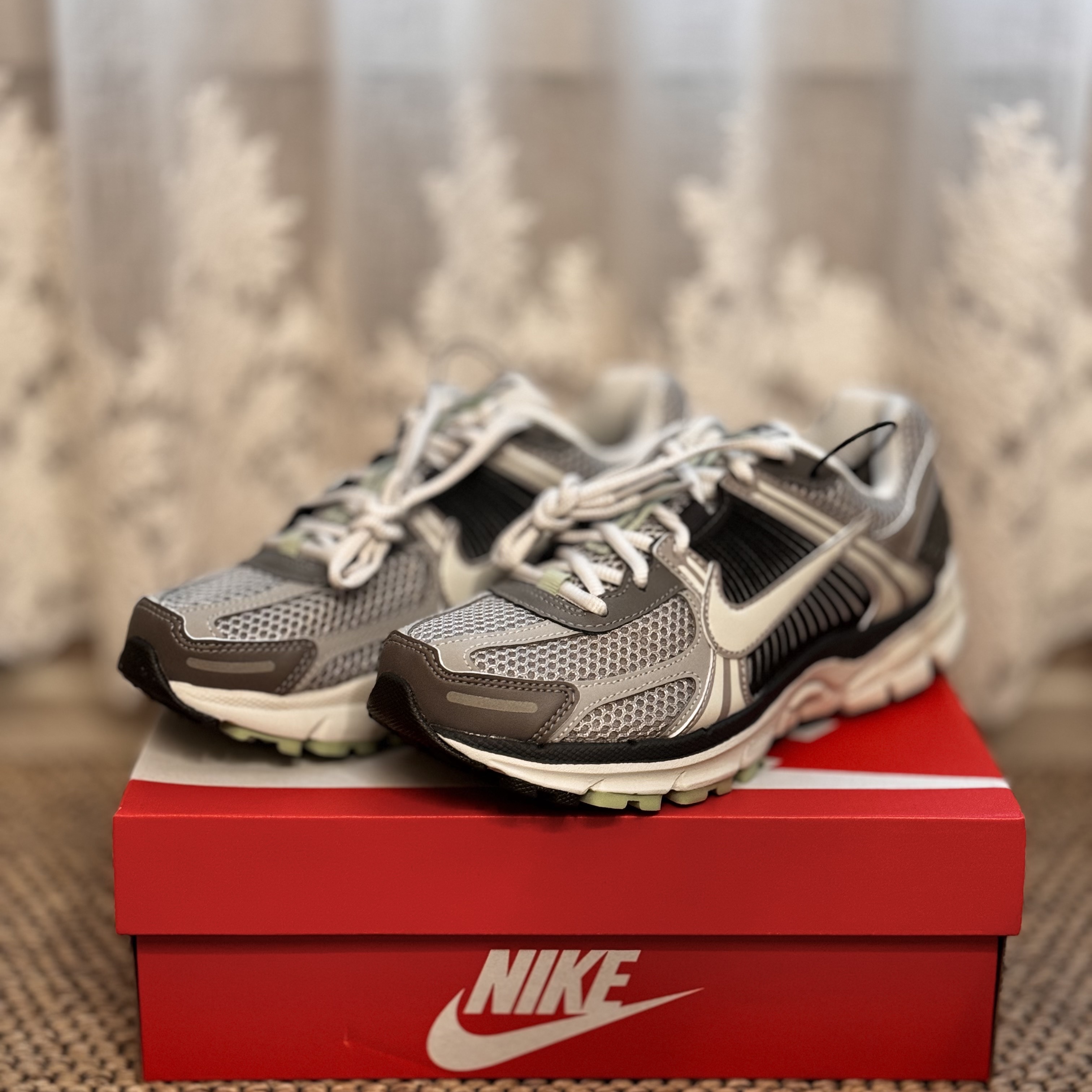 (W) Nike Zoom Vomero 5 Cobblestone and Flat Pewter 착용 스타일 - 2