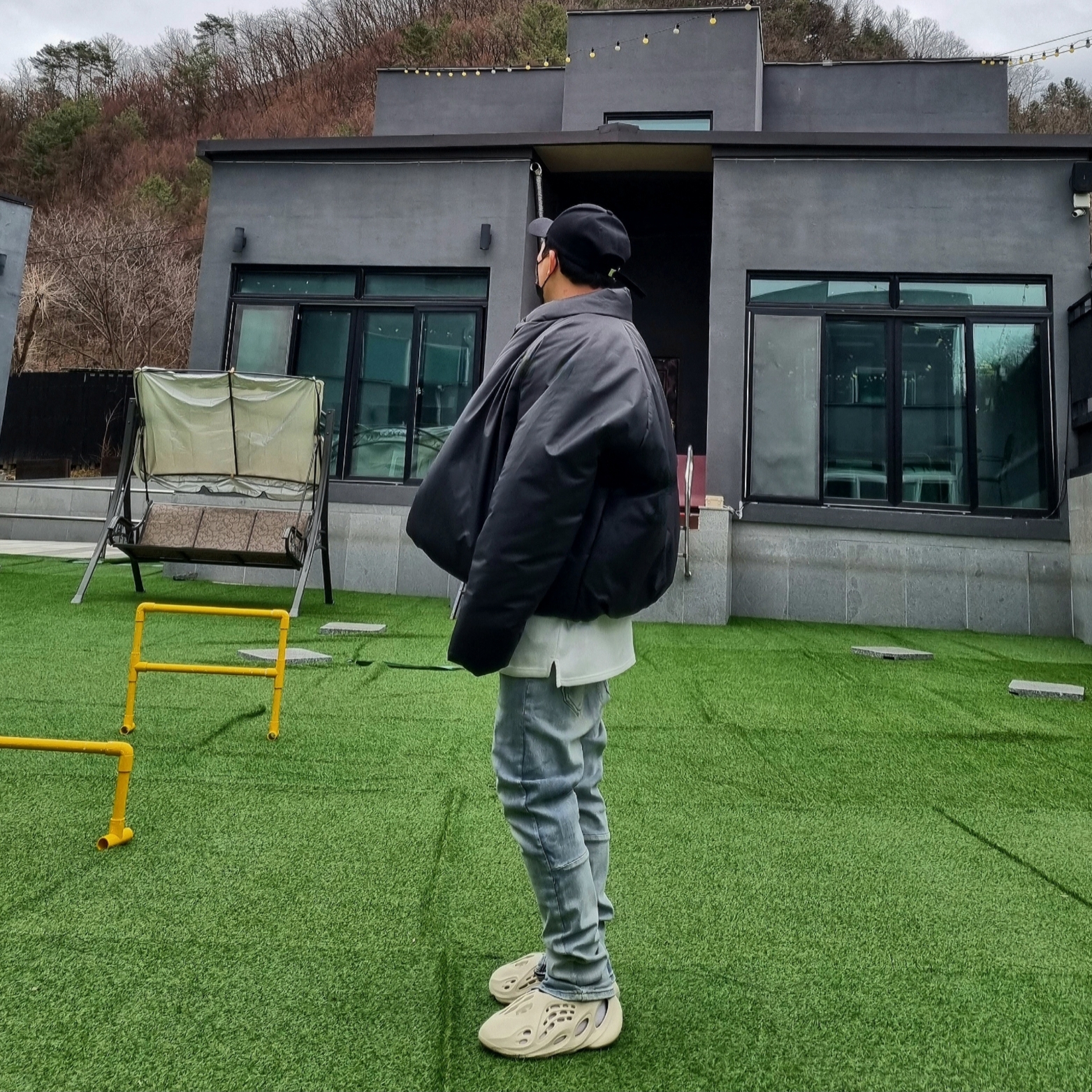 Yeezy Gap Engineered By Balenciaga Round Jacket 2 Black, Yeezy Gap Round Jacket Black 착용 스타일
