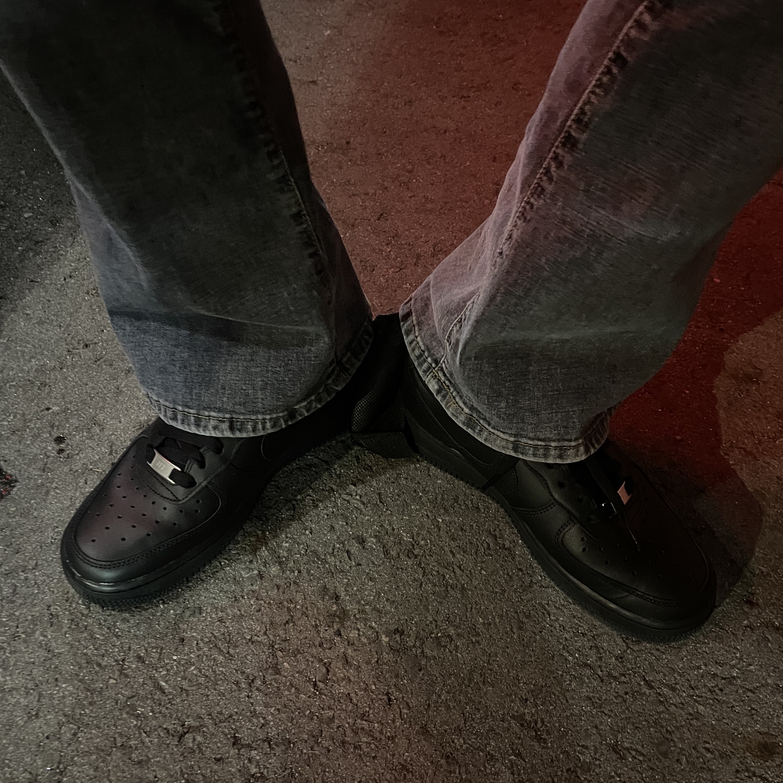 (W) Nike Air Force 1 '07 Low Triple Black 착용 스타일 - 2