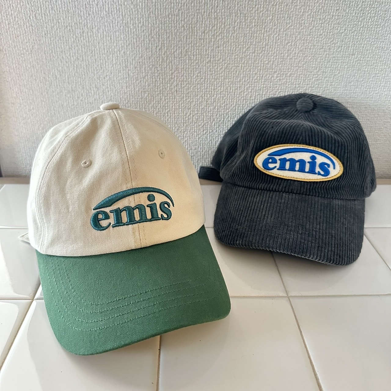 Emis New Logo Emis Cap Beige Green, Emis Corduroy Wappen Ball Cap Charcoal 착용 스타일 - 2