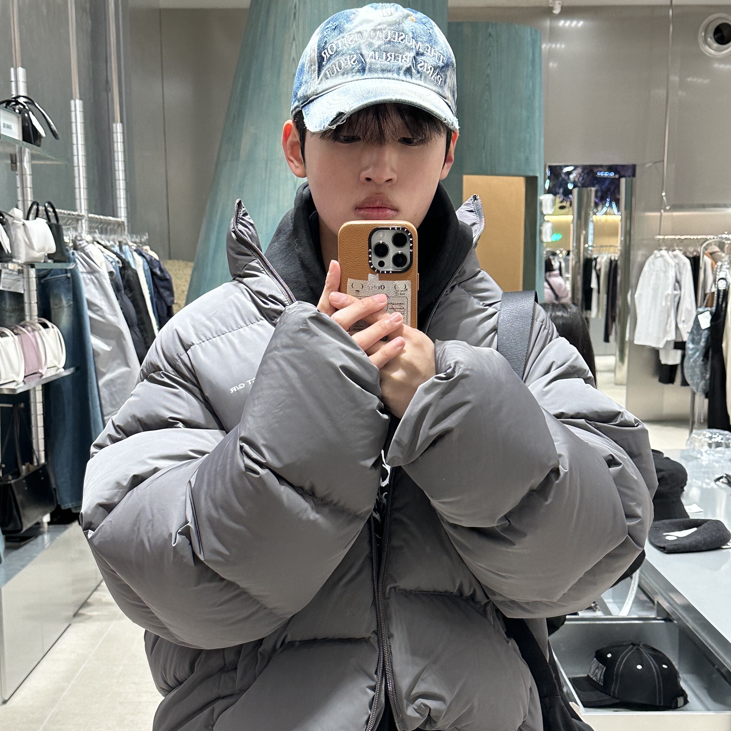 The Museum Visitor Washed Denim Ball Cap White Blue 착용 스타일 - 2