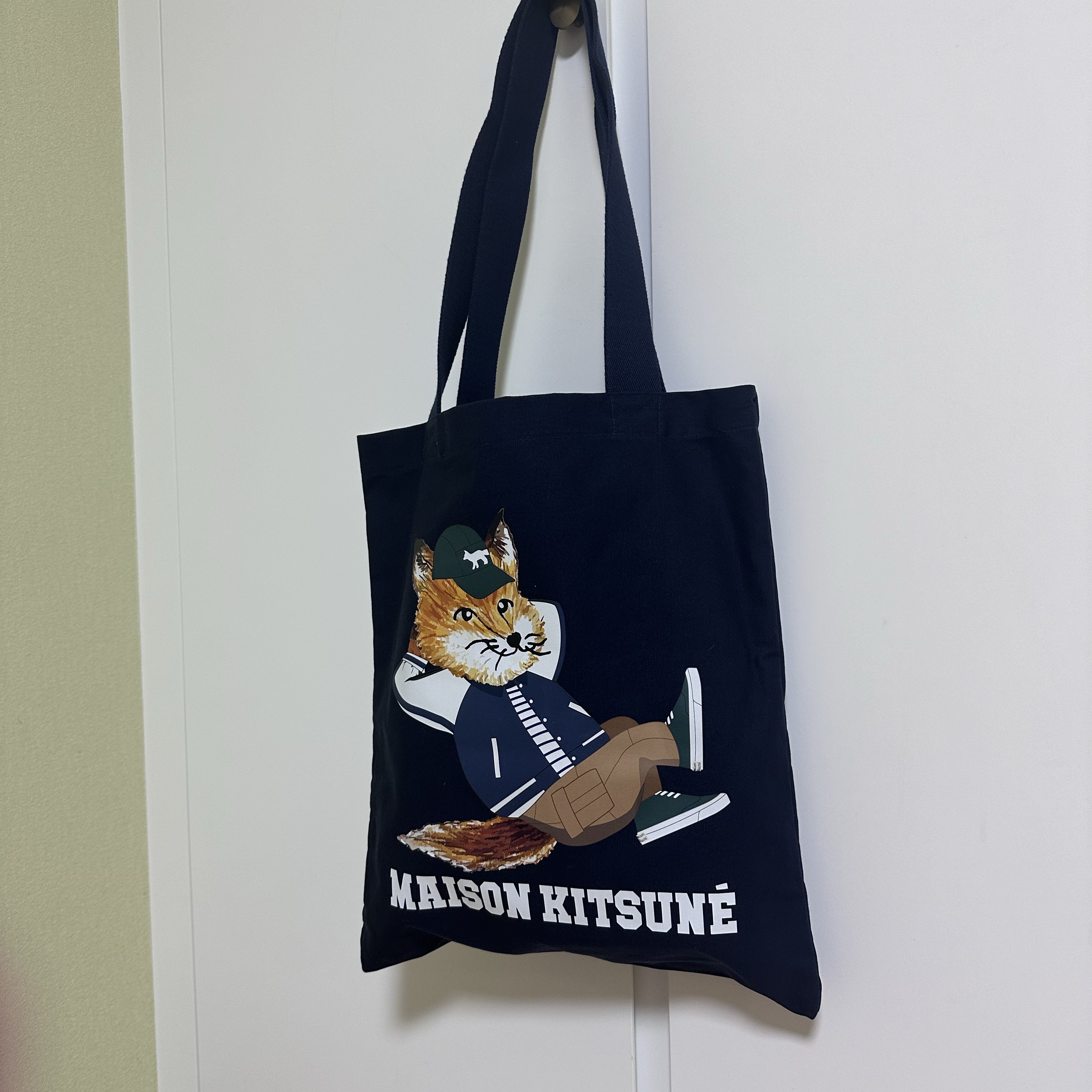Maison Kitsune Dressed Fox Vertical Tote Bag Navy 착용 스타일