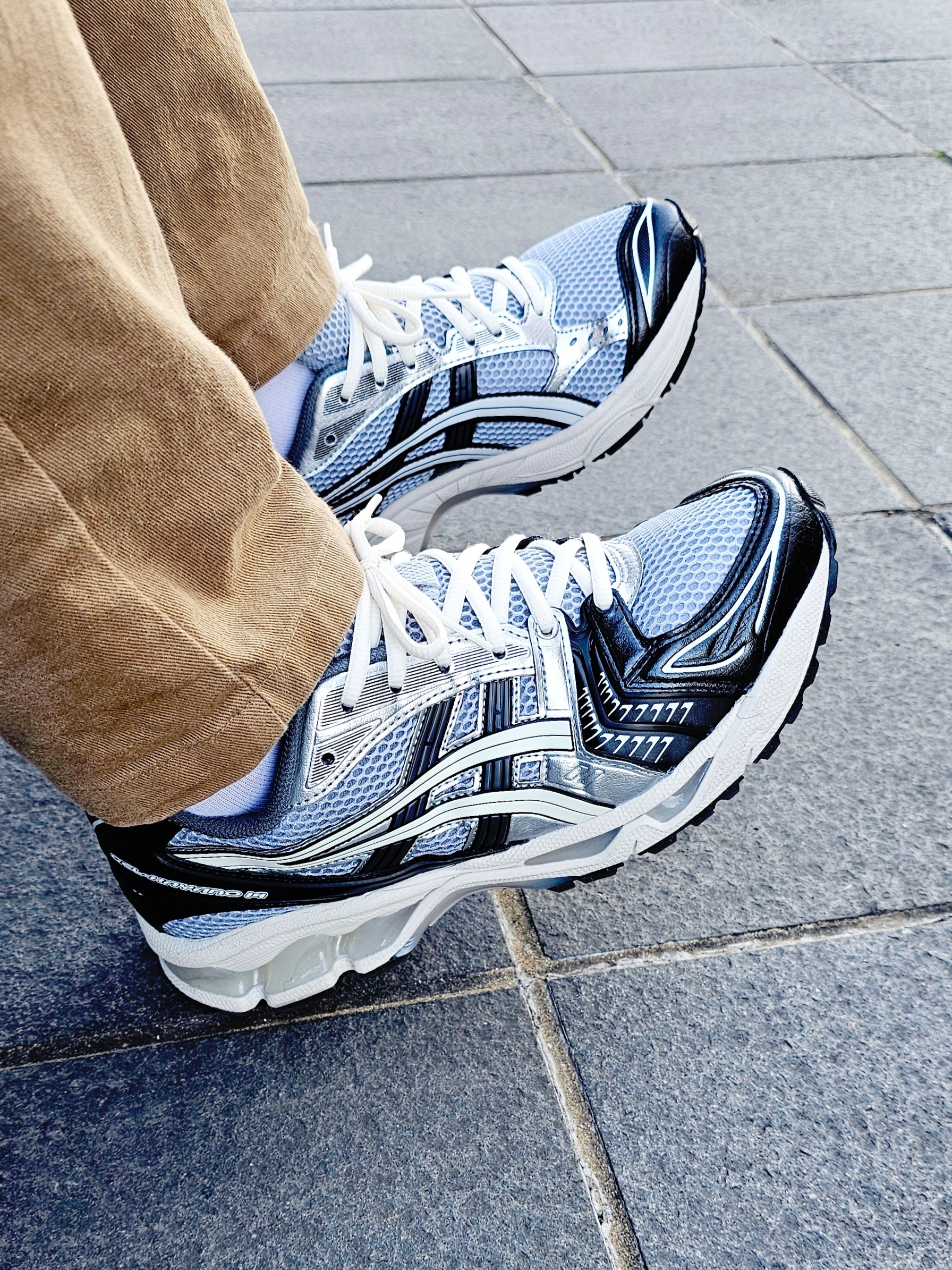 Asics Gel-Kayano 14 Black Glacier Grey 착용 스타일 - 3