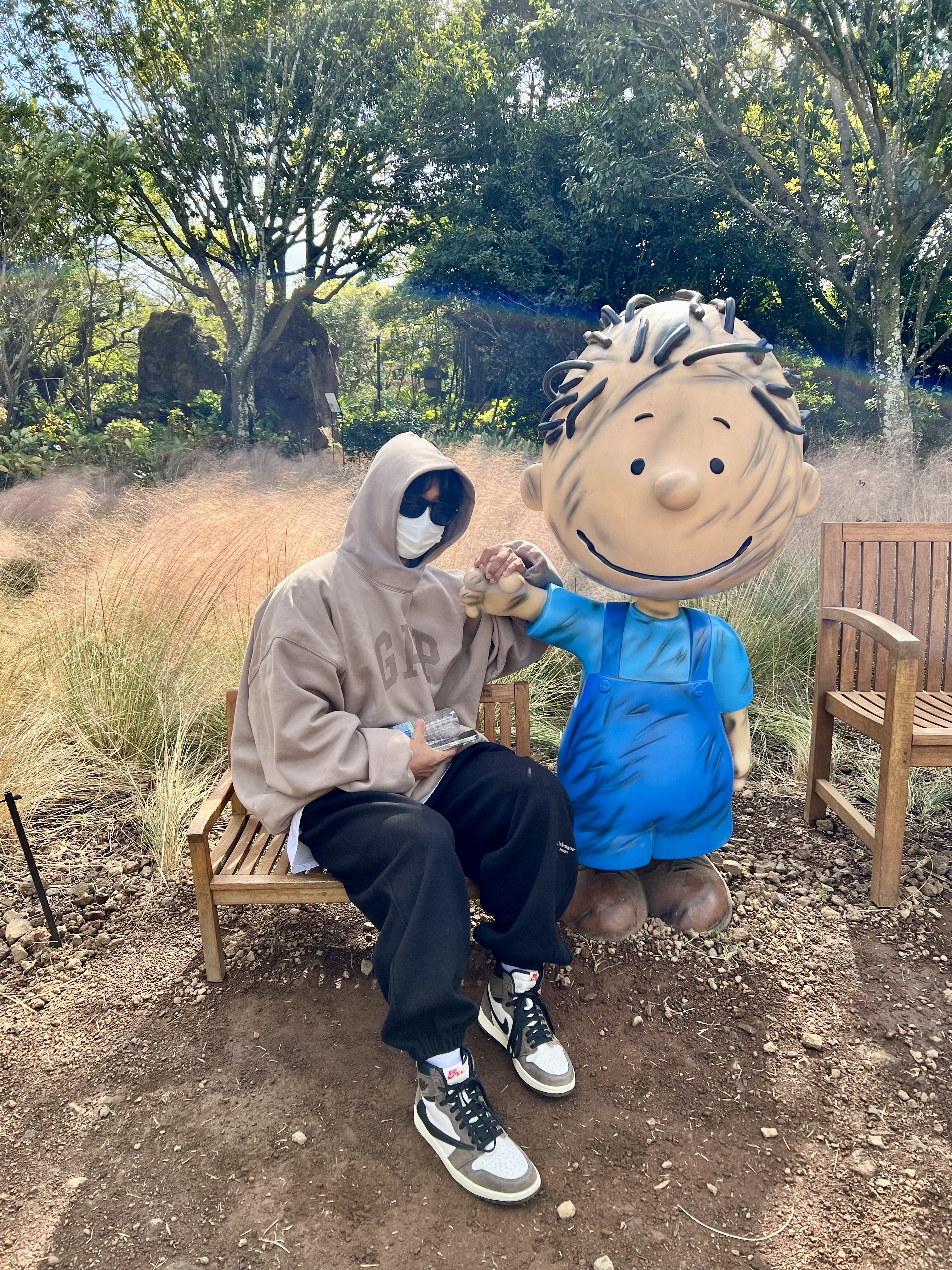 Yeezy Gap Engineered By Balenciaga Dove Hoodie Beige, Jordan 1 x Travis Scott Retro High OG SP Mocha 착용 스타일