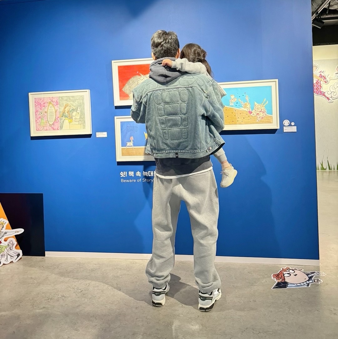 Yeezy Gap Engineered By Balenciaga Padded Denim Jacket Blue, Nike Zoom Vomero 5 Light Bone and Black 착용 스타일