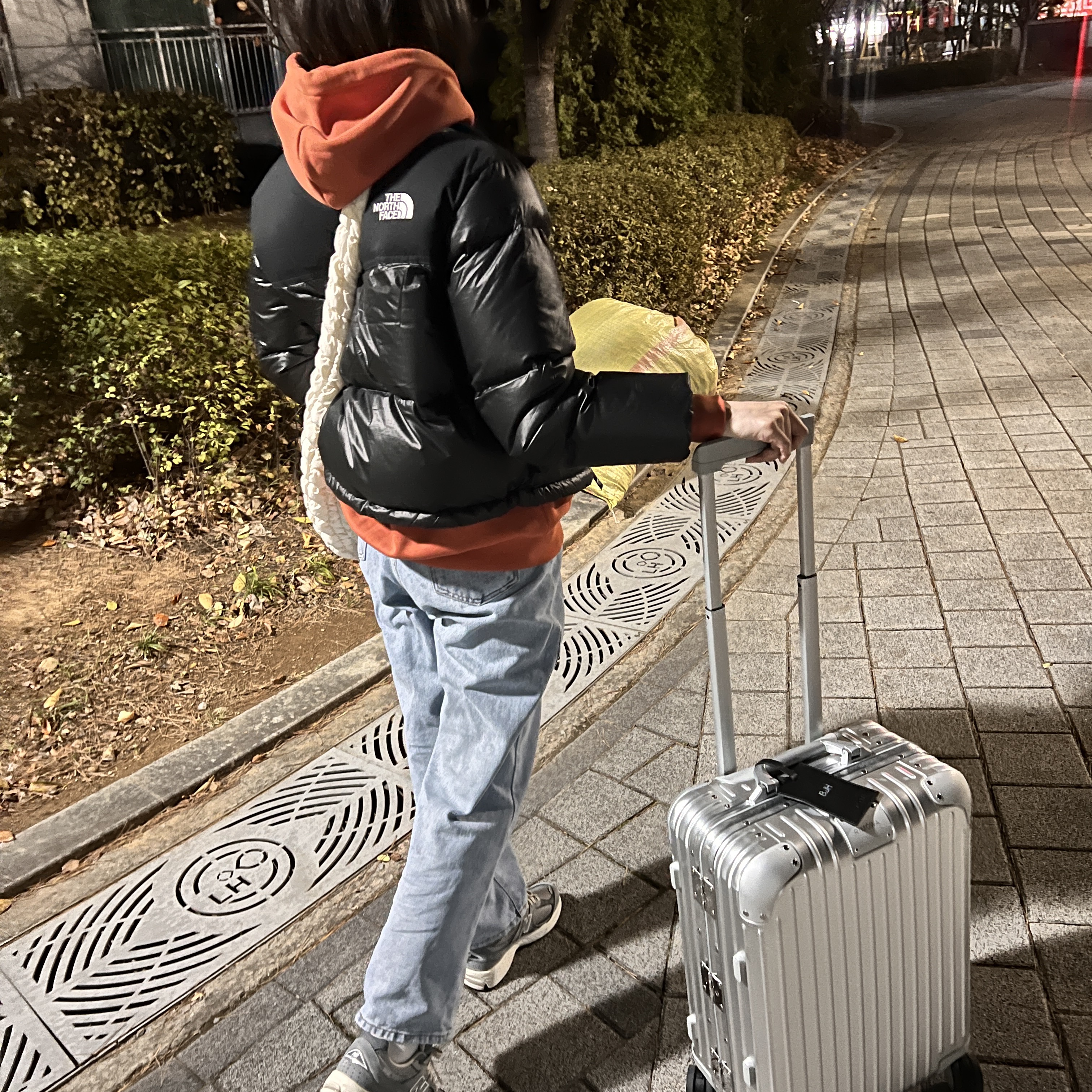 New Balance 2002R Premium Vintage Grey, COS Quilted Oversized Shoulder Bag Off White Light Beige 착용 스타일
