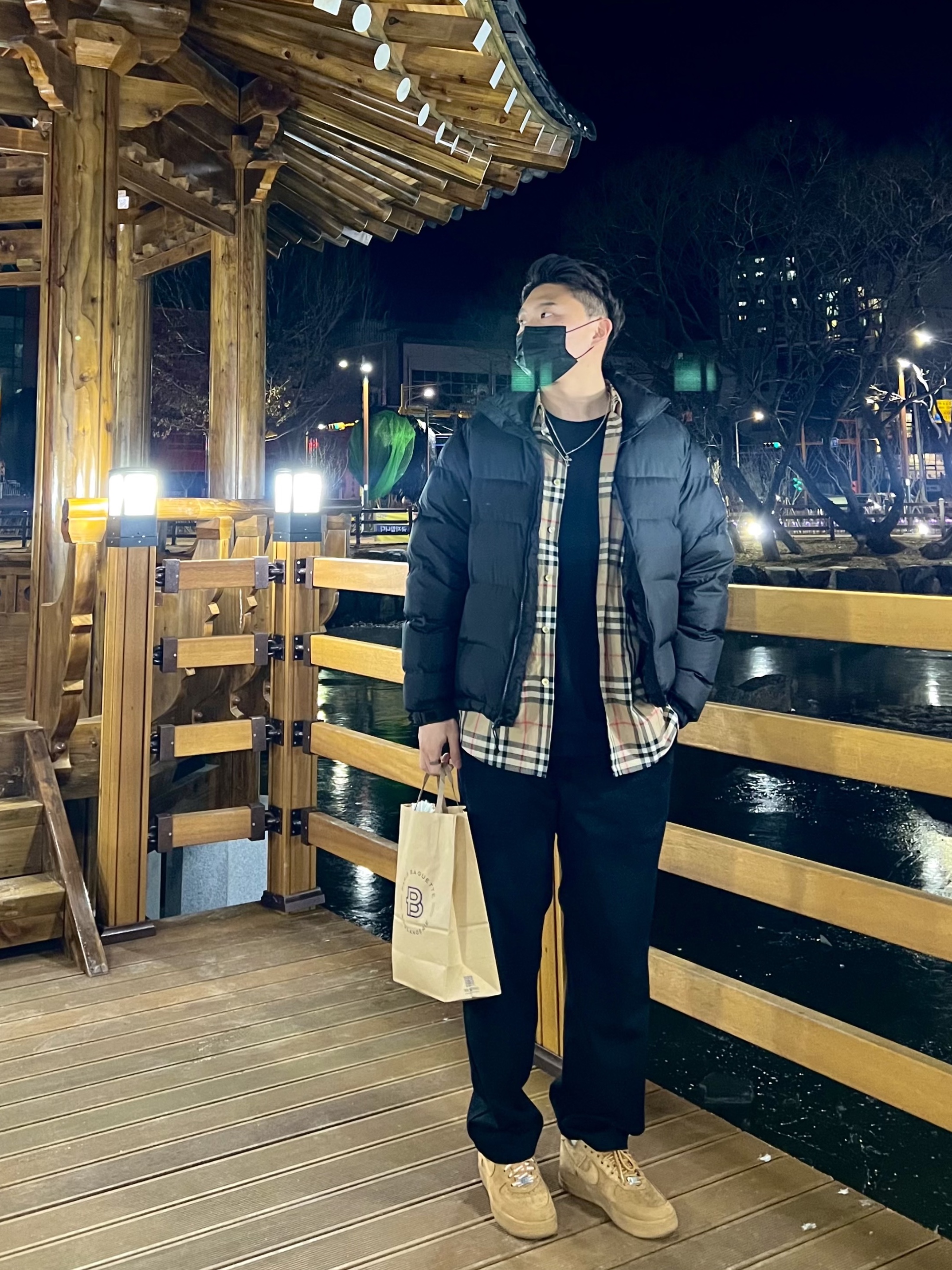 The North Face 1992 Nuptse Jacket Black, Burberry Check Cotton Poplin Shirt Archive Beige 착용 스타일